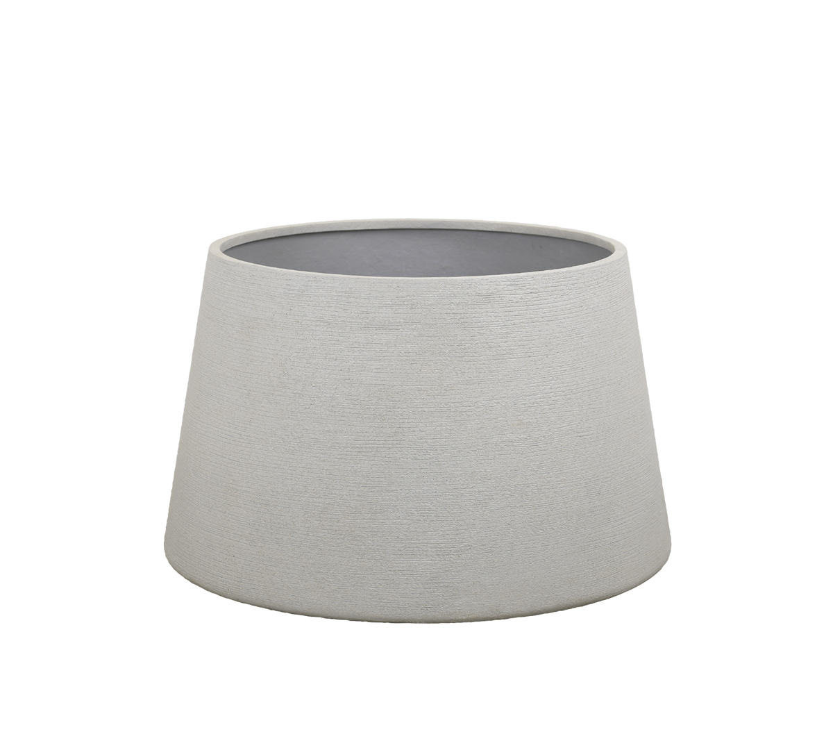 Maceta gris con un diseño moderno, que presenta una forma cónica.
