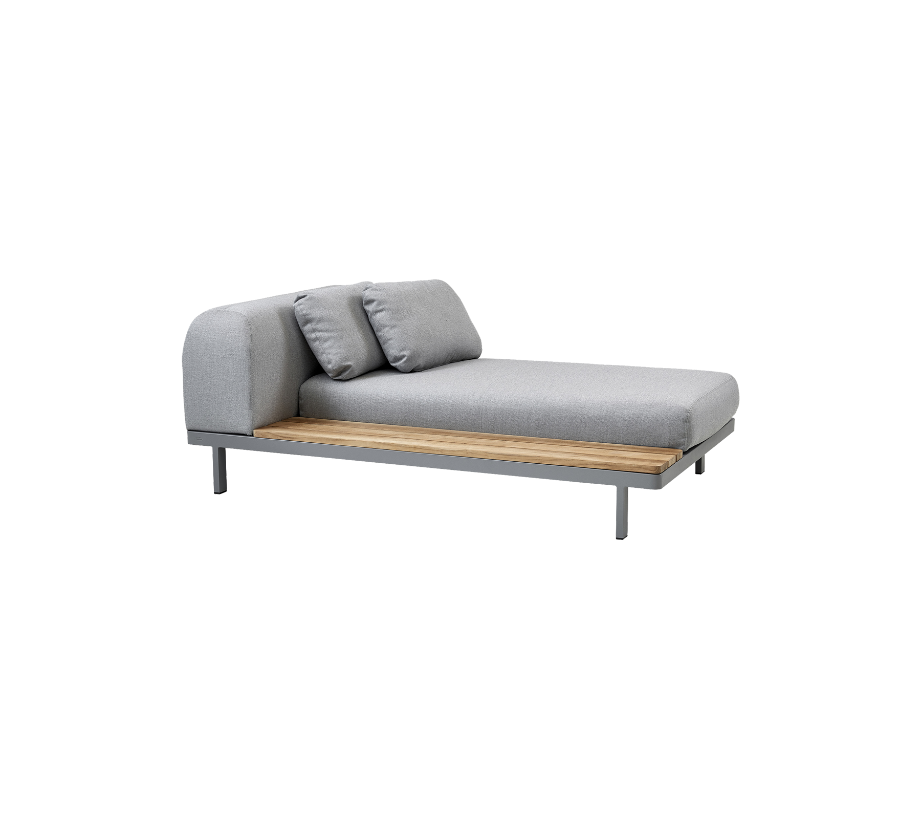 Chaiselong moderna con un elegante cojín de tela gris, complementada por dos almohadas a juego y una base de madera.