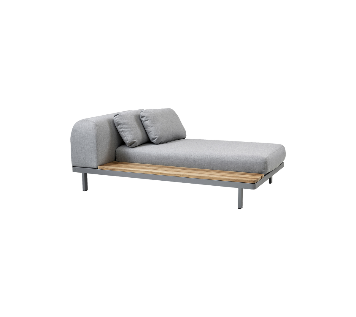 Chaiselong moderna con un elegante cojín de tela gris, complementada por dos almohadas a juego y una base de madera.