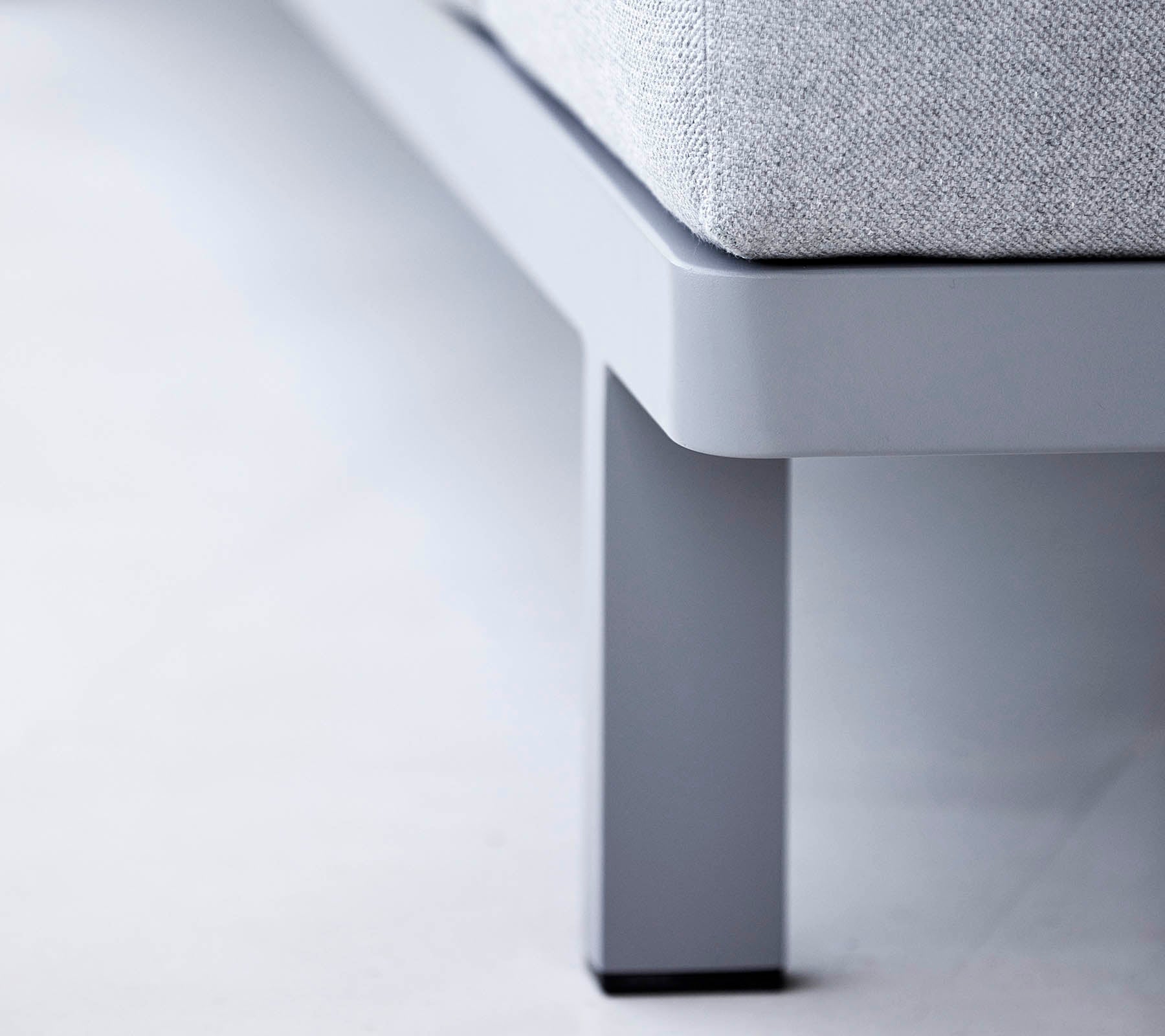 Pierna de mueble contemporáneo en un diseño elegante, con un acabado suave y un estilo minimalista que complementa la estética moderna.