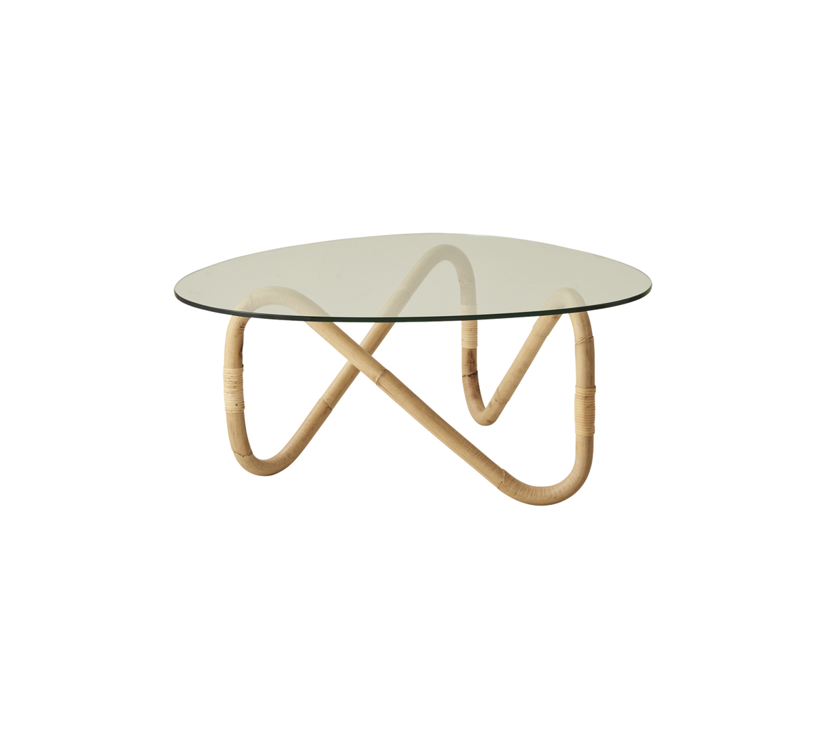 Mesa de café con una tapa de vidrio redonda sostenida por una elegante base de bambú ondulada, combinando diseño moderno con materiales naturales.