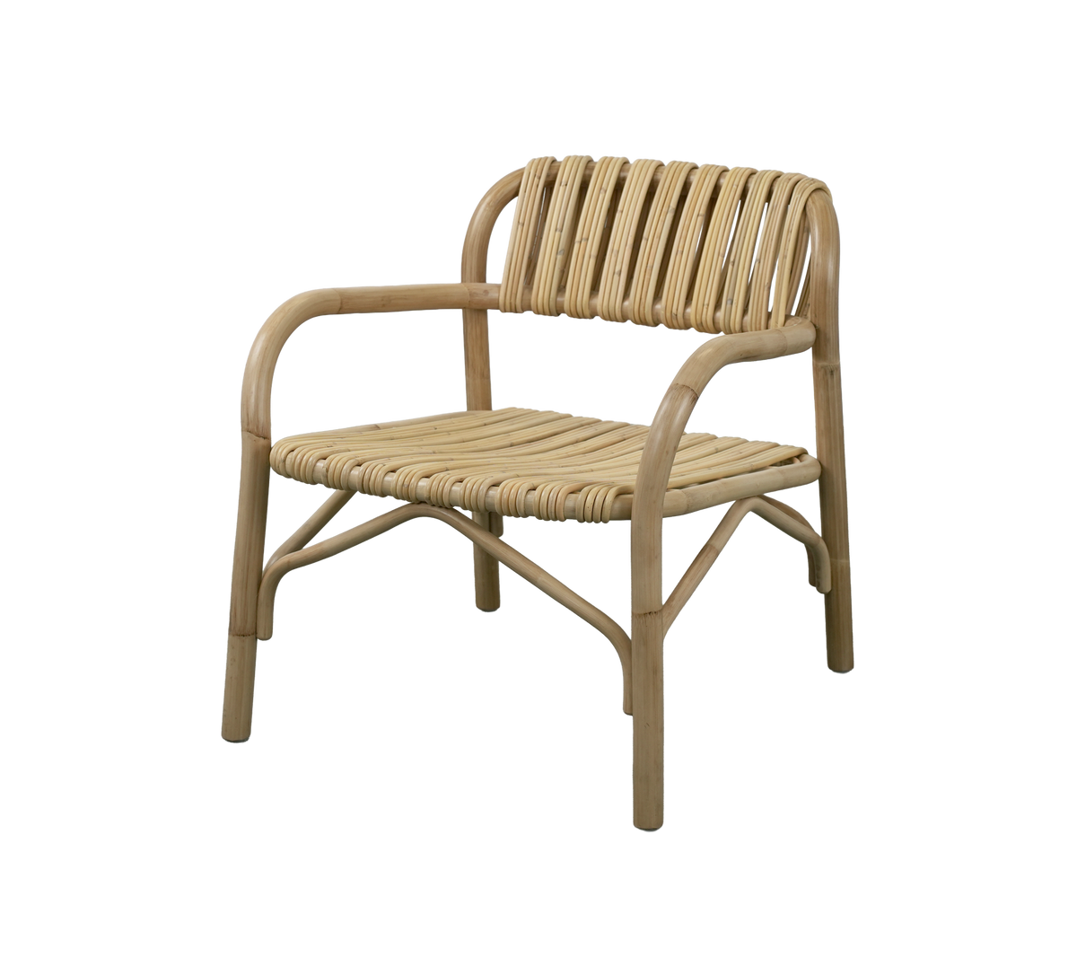 Silla natural con diseño de listones y reposabrazos curvados.