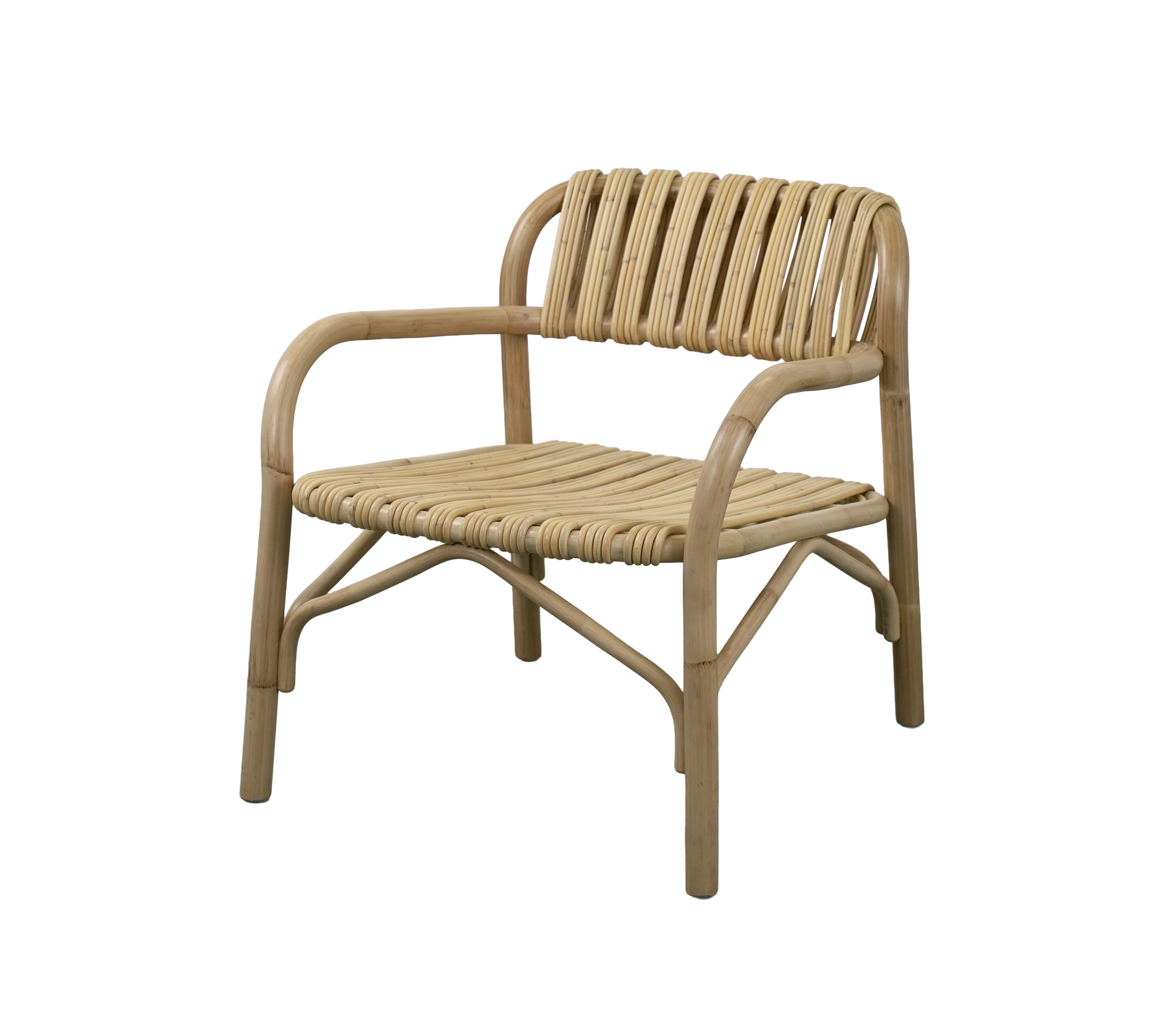 Silla natural con diseño de listones y reposabrazos curvados.