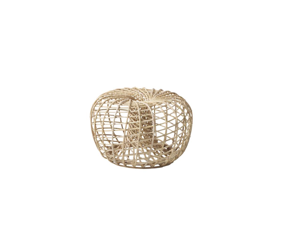 Asiento tejido natural en forma de cesta con un diseño circular, que muestra una estructura abierta y aireada en un tono claro. Ideal para una decoración versátil.