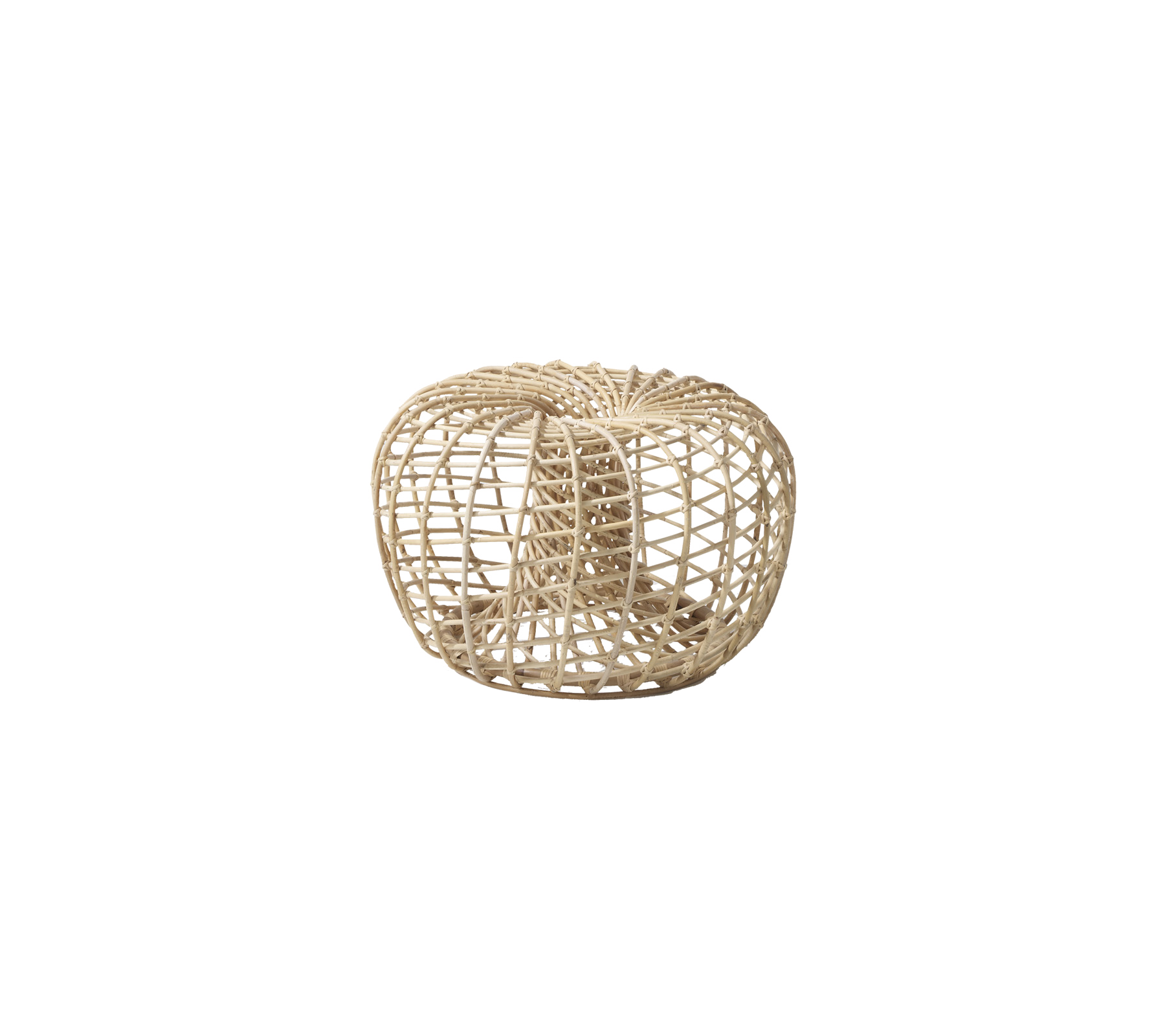 Asiento tejido natural en forma de cesta con un diseño circular, que muestra una estructura abierta y aireada en un tono claro. Ideal para una decoración versátil.