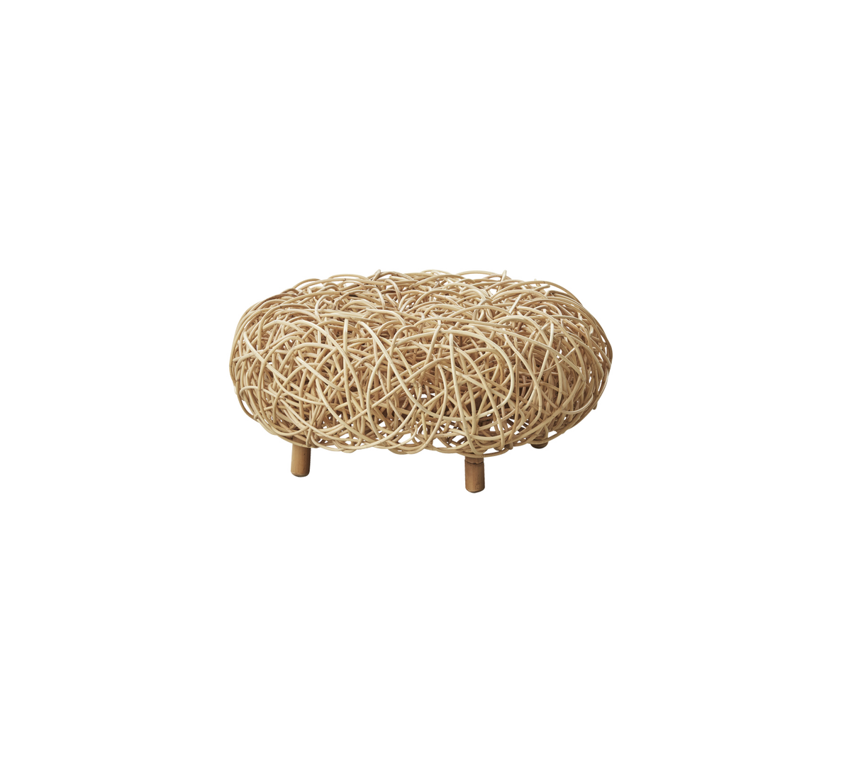Ottomán tejido de forma natural con una forma redonda, apoyado en cuatro patas de madera, que añade un toque acogedor y elegante a cualquier espacio.