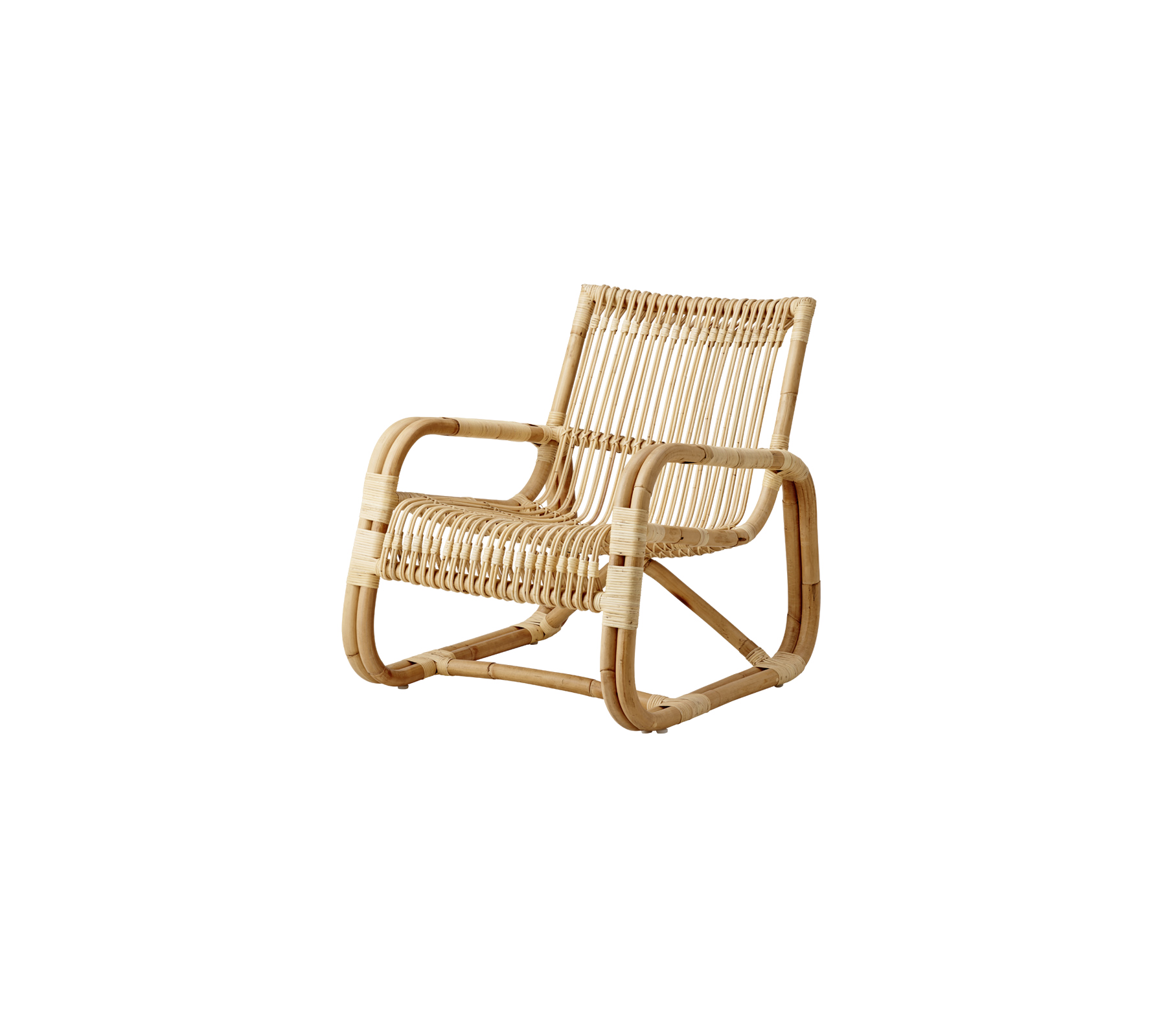 Silla de ratán elegante con un diseño moderno, que cuenta con un asiento y respaldo trenzados, y un marco resistente para mayor comodidad y soporte.