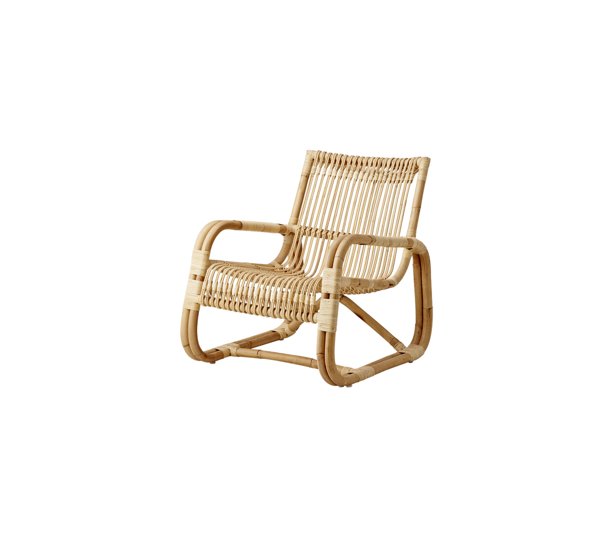 Silla de ratán elegante con un diseño moderno, que cuenta con un asiento y respaldo trenzados, y un marco resistente para mayor comodidad y soporte.