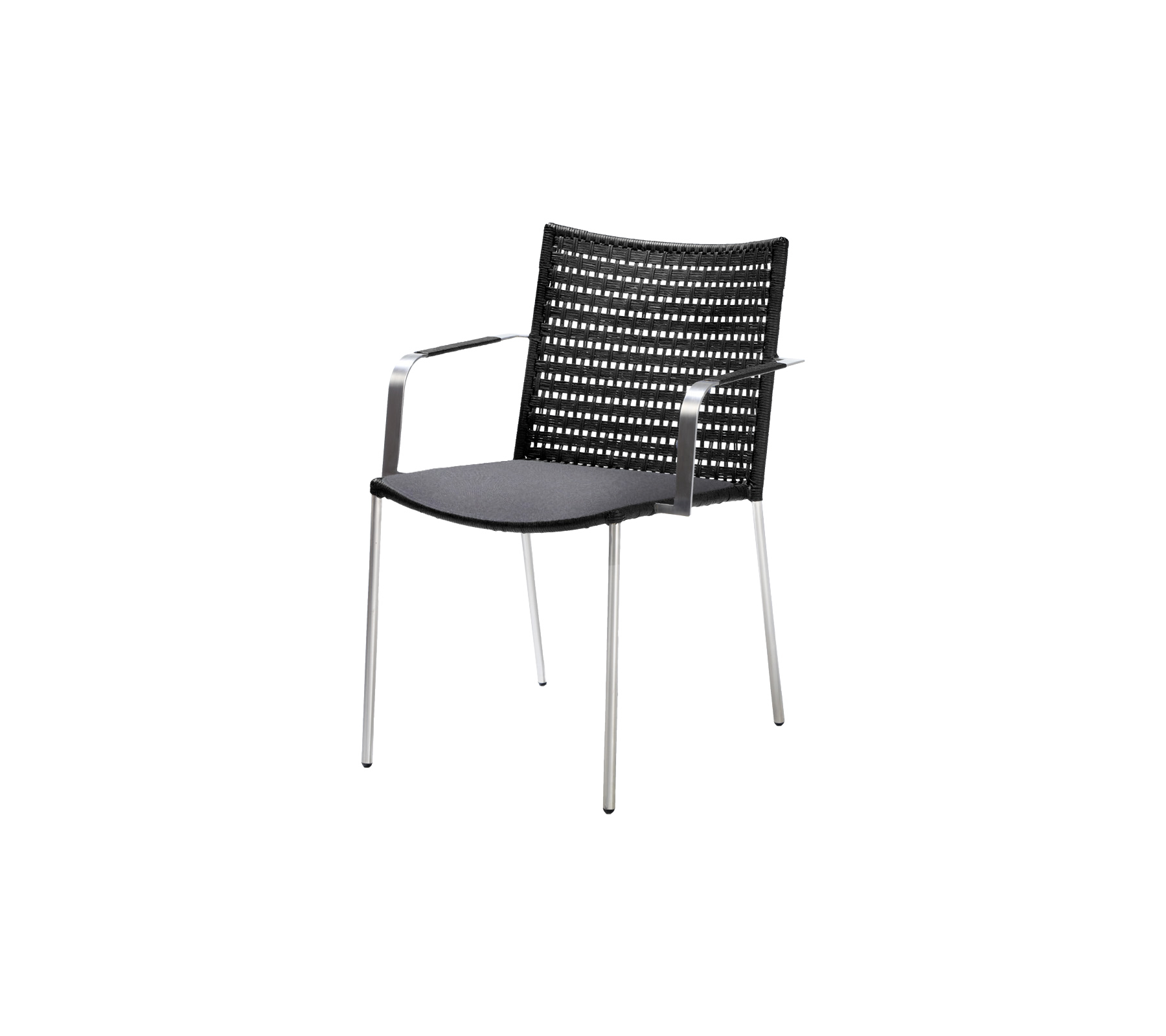 Silla negra elegante con respaldo y asiento trenzados, con patas de metal delgadas para un aspecto moderno.