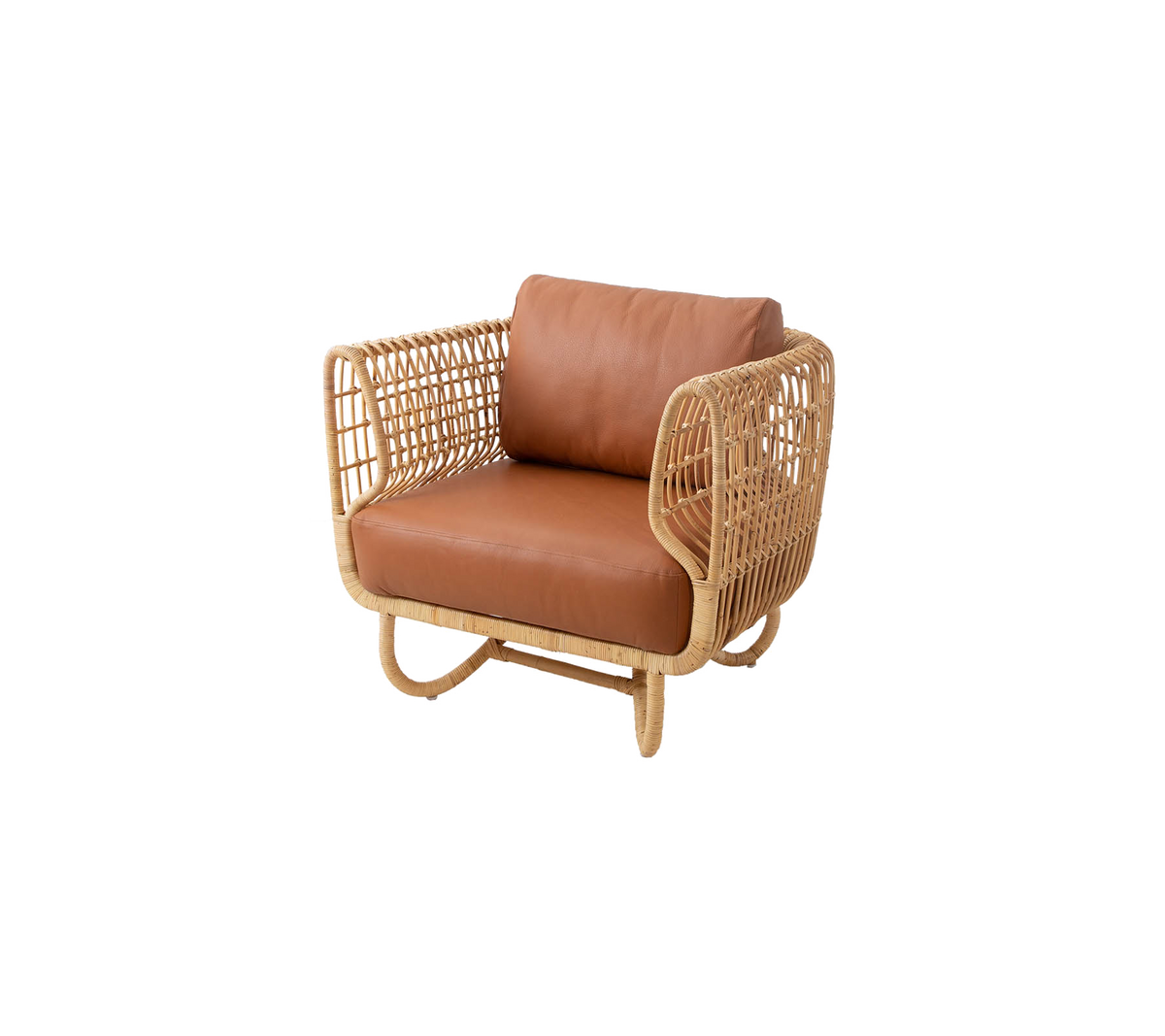 Sillón elegante con marco de ratán y cojín de cuero marrón, que combina comodidad y elementos de diseño moderno.