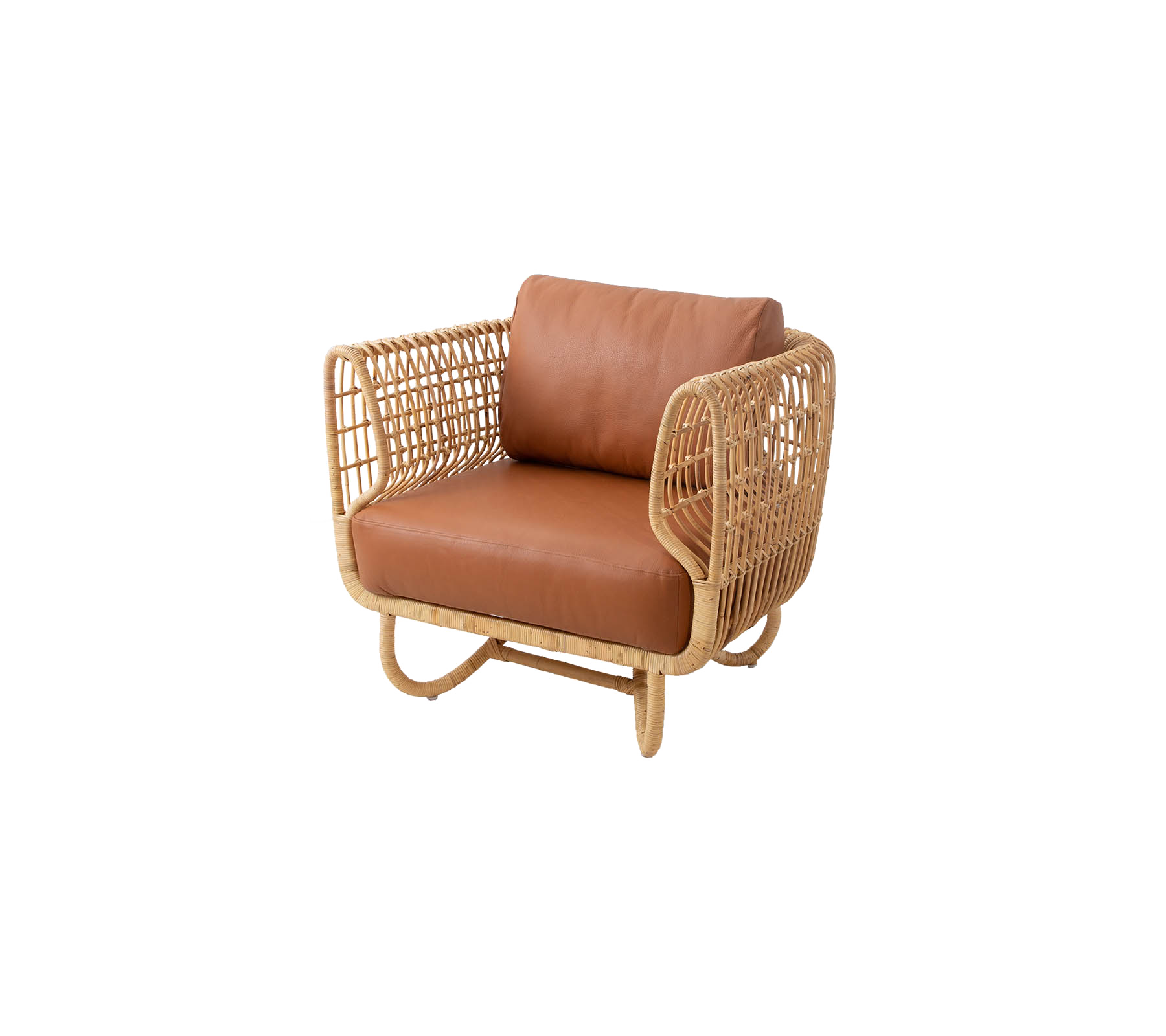 Sillón elegante con marco de ratán y cojín de cuero marrón, que combina comodidad y elementos de diseño moderno.