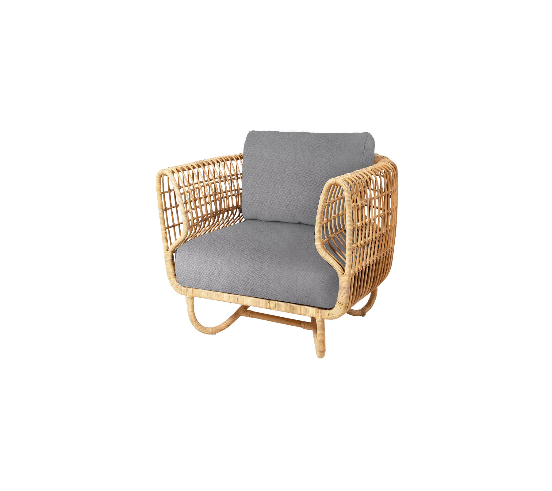 Sillón tejido natural con un asiento acolchado gris, que presenta un diseño elegante y moderno, perfecto para una asiento con estilo.