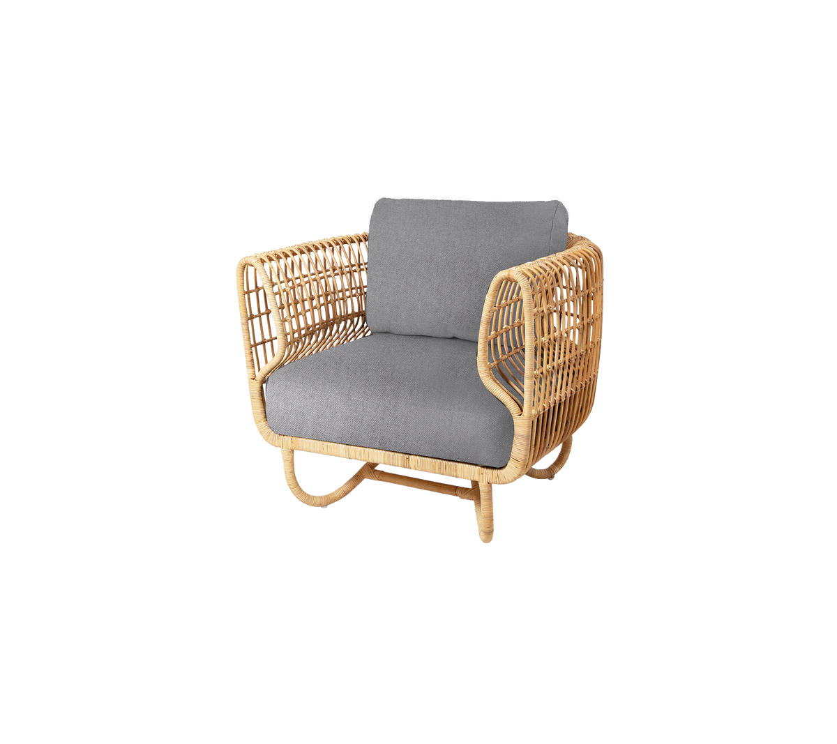 Sillón tejido natural con un asiento acolchado gris, que presenta un diseño elegante y moderno, perfecto para una asiento con estilo.