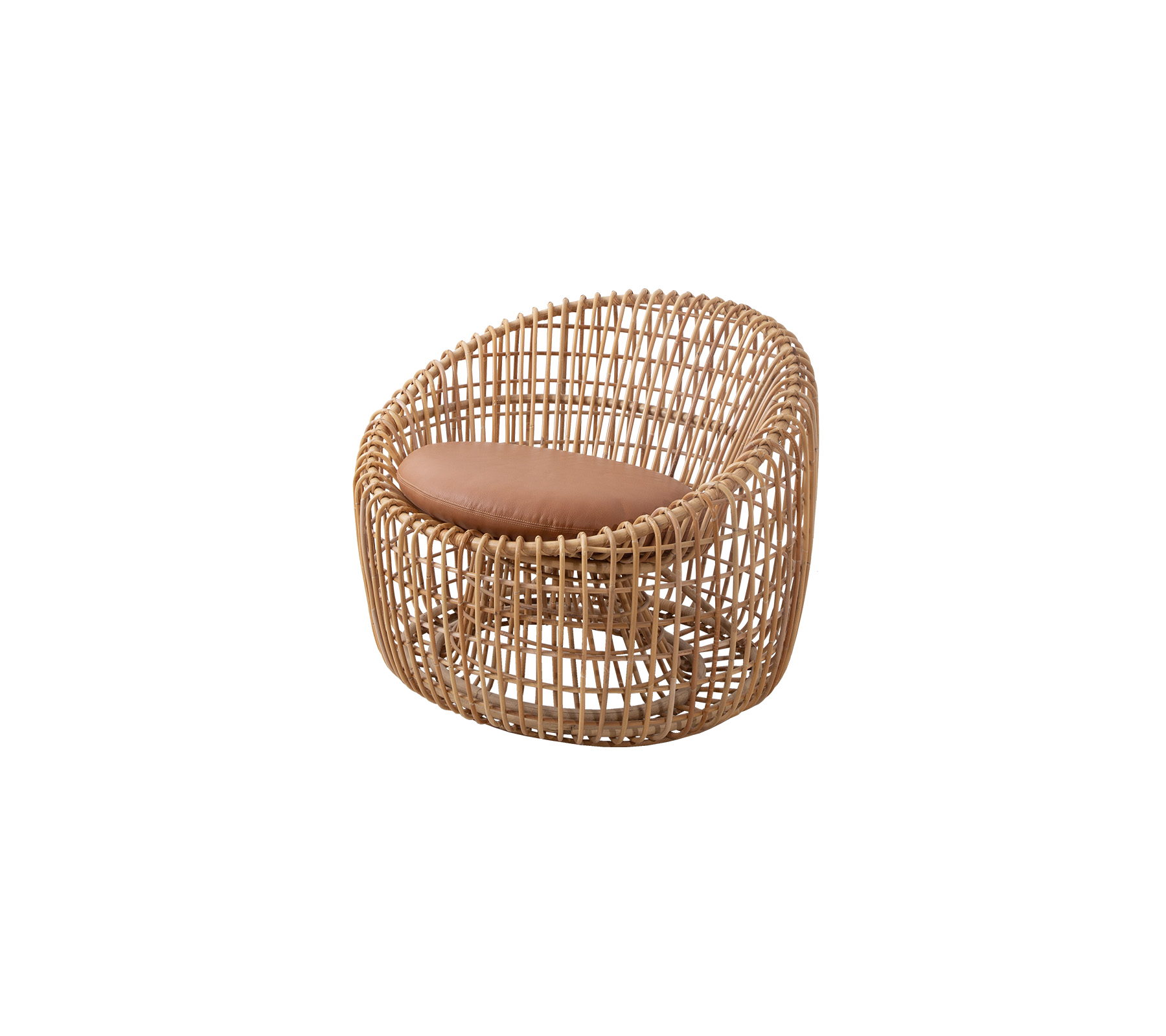 Silla de ratán trenzado con un diseño redondeado y un asiento acolchado marrón, que ofrece una opción de asiento elegante y cómoda.