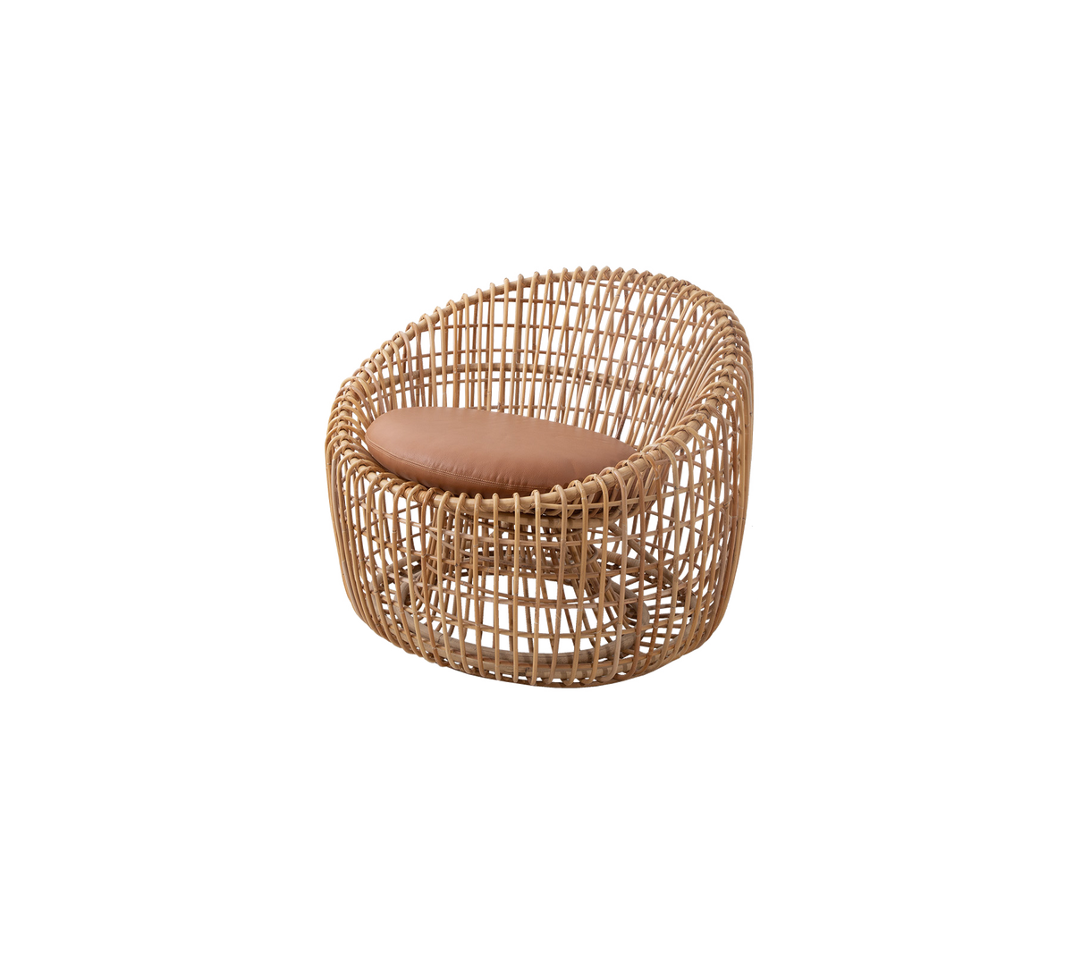 Silla de ratán trenzado con un diseño redondeado y un asiento acolchado marrón, que ofrece una opción de asiento elegante y cómoda.
