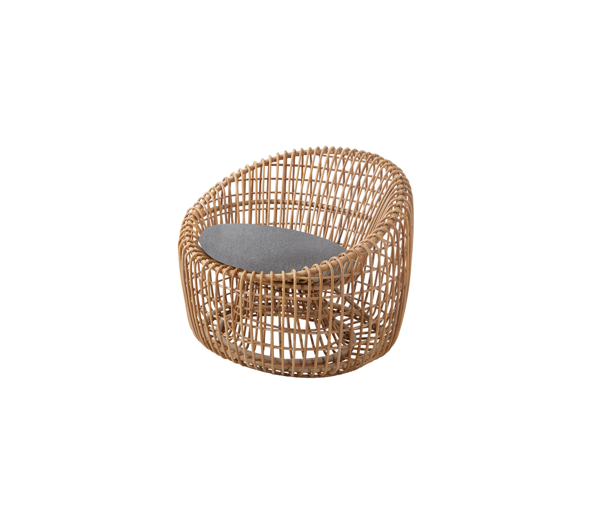 Una silla de mimbre redonda con un asiento acolchado para mayor comodidad, diseñada con un acabado natural y una estética moderna.