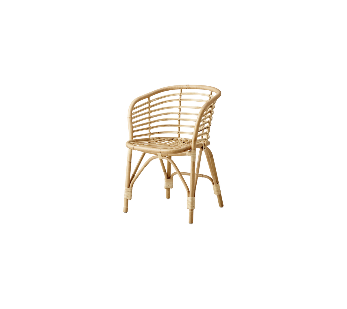Sillón de ratán natural con un diseño curvado y patrones tejidos, que muestra un aspecto ligero y aireado adecuado para diversos entornos.