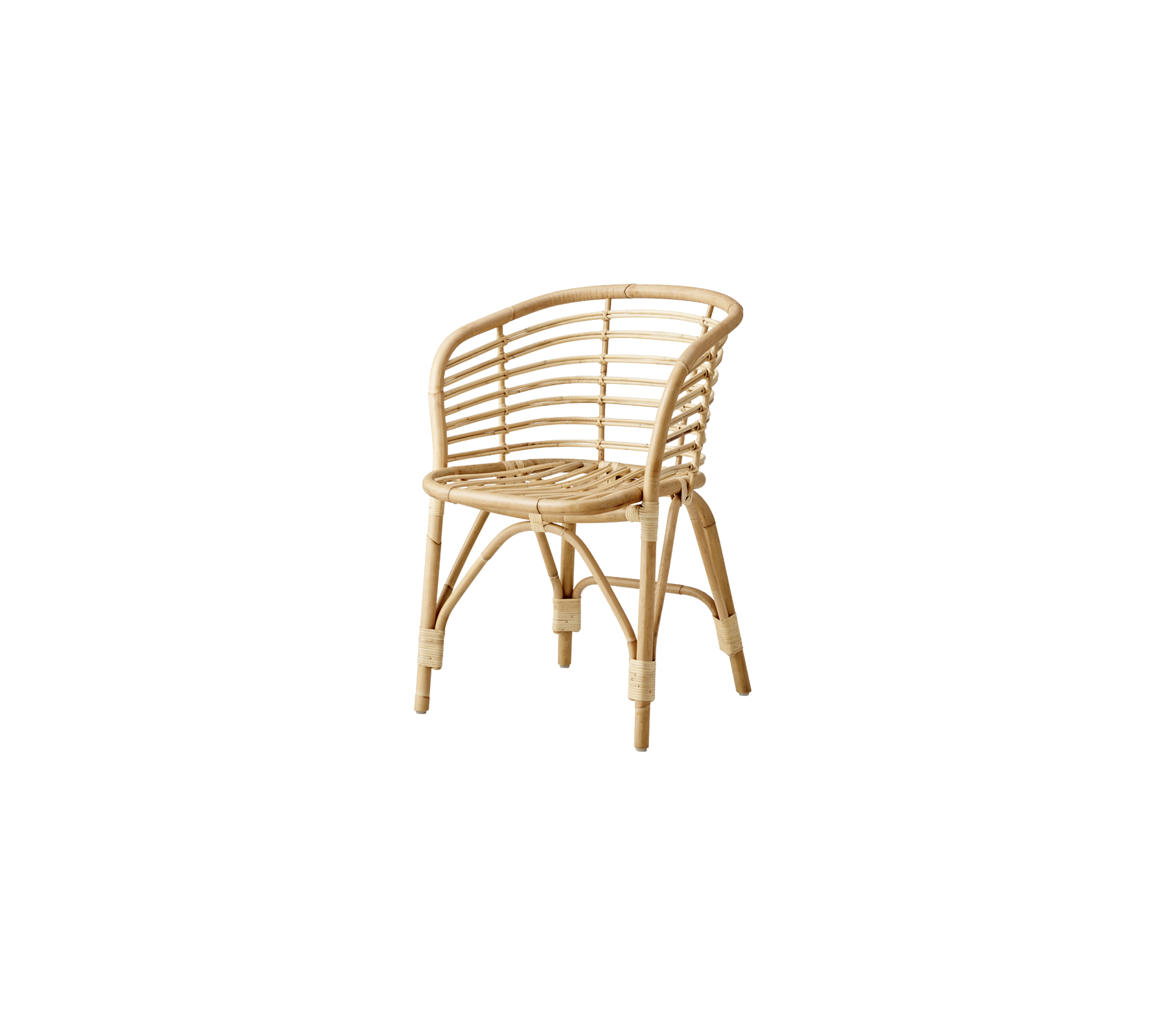 Sillón de ratán natural con un diseño curvado y patrones tejidos, que muestra un aspecto ligero y aireado adecuado para diversos entornos.