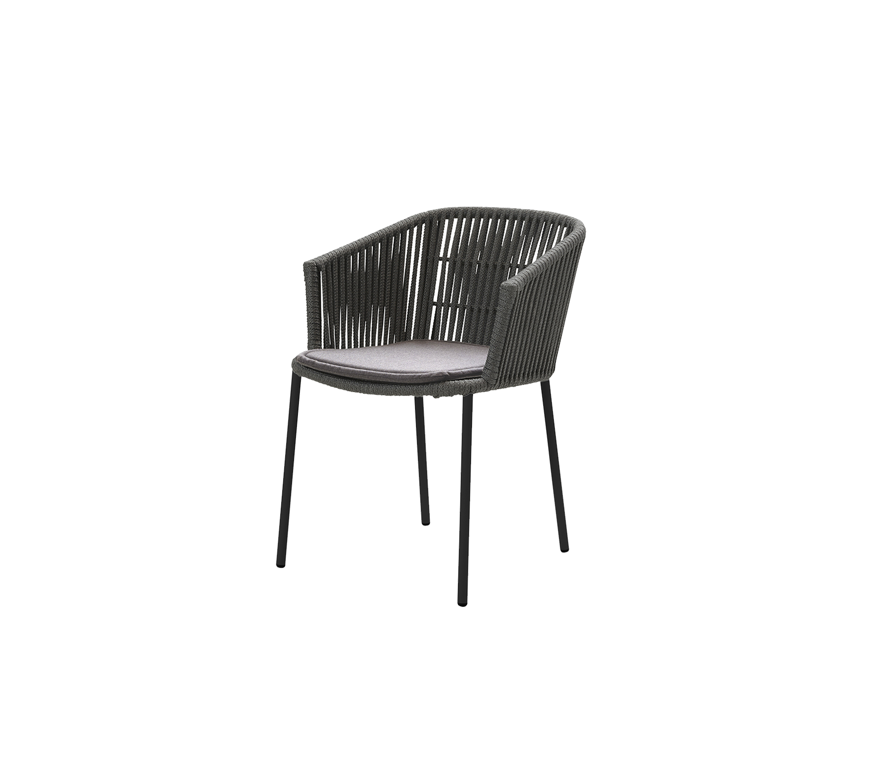 Silla elegante con un diseño tejido, con un cómodo cojín y patas elegantes, perfecta para sentarse de manera informal.