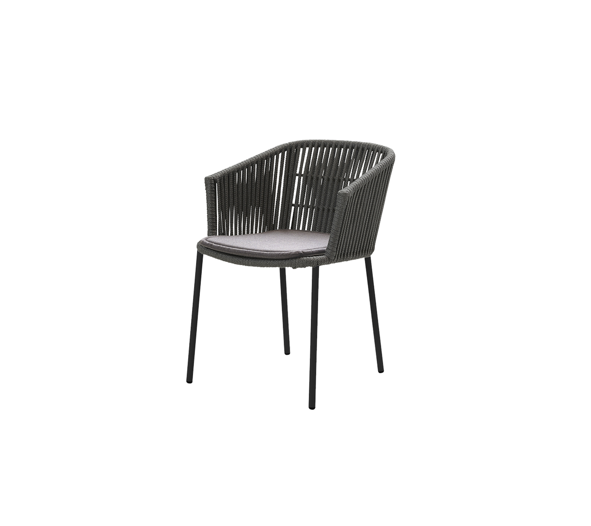Silla elegante con un diseño tejido, con un cómodo cojín y patas elegantes, perfecta para sentarse de manera informal.