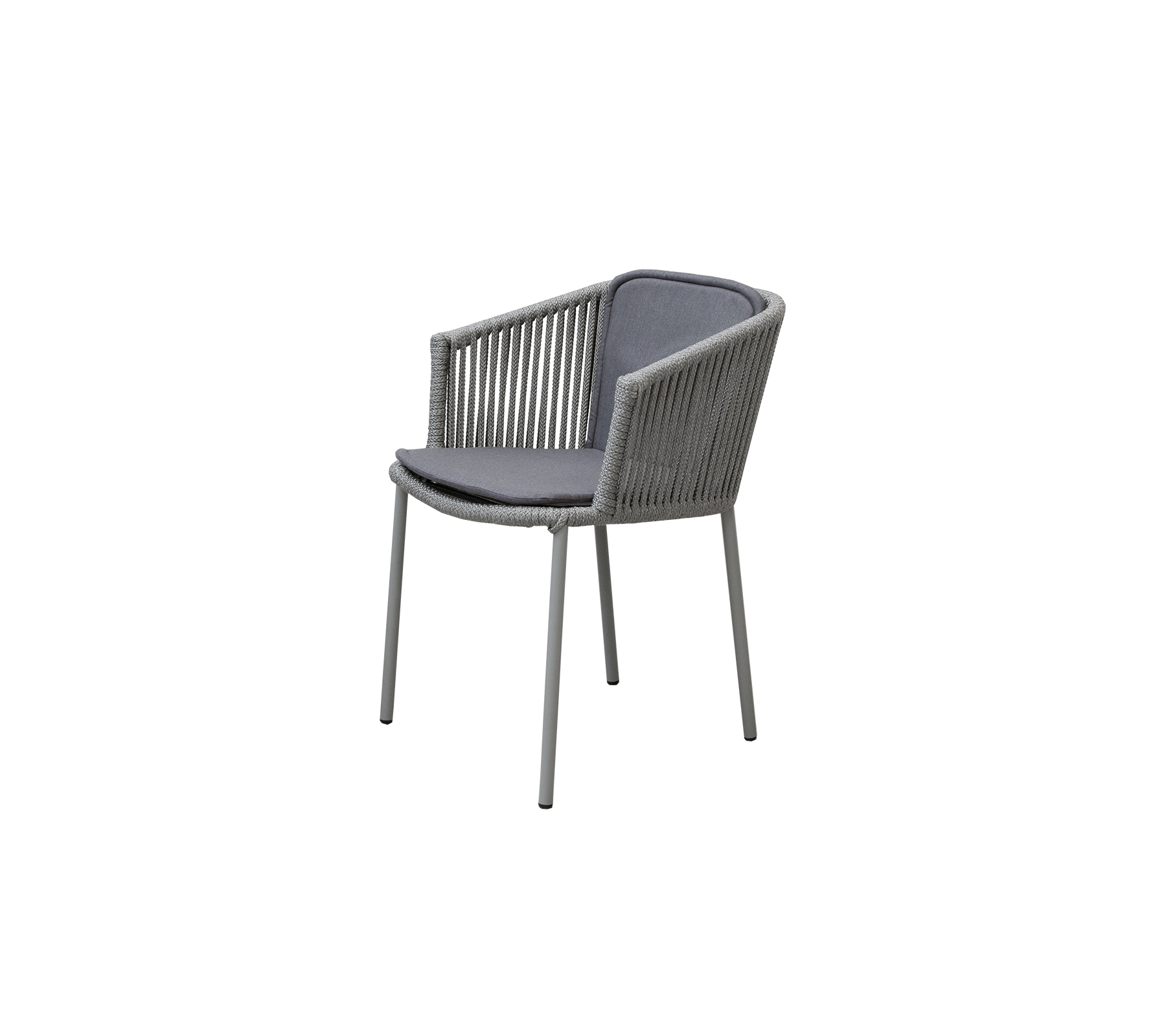 Silla elegante con un diseño moderno que presenta detalles trenzados y un asiento acolchado cómodo en un color neutro.