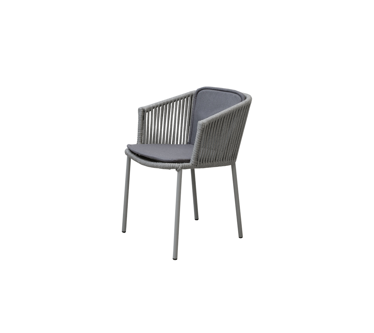 Silla elegante con un diseño moderno que presenta detalles trenzados y un asiento acolchado cómodo en un color neutro.