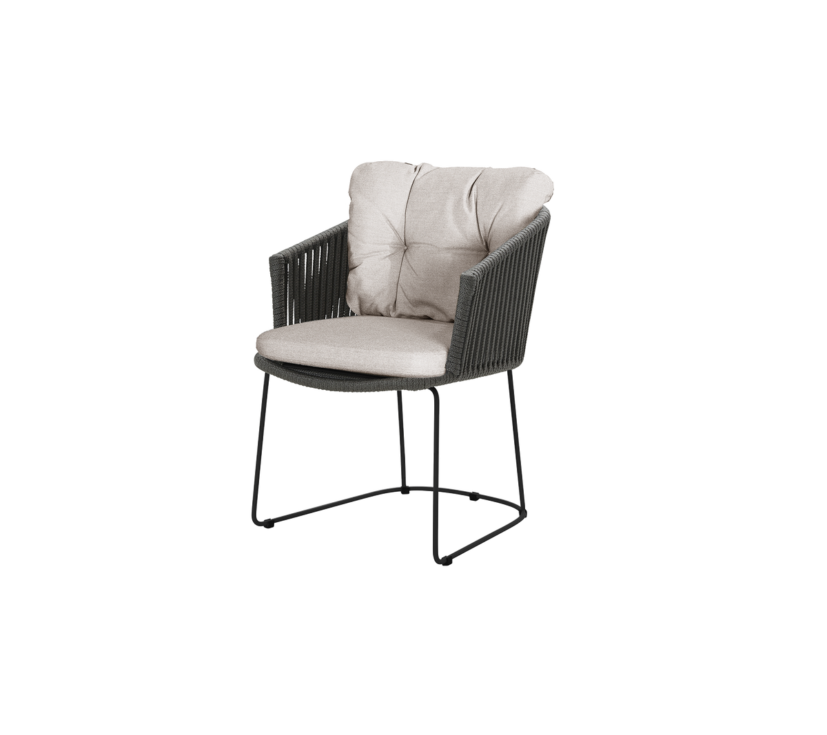 Una silla cómoda con un asiento y respaldo acolchados, que presenta un diseño tejido elegante y un marco resistente.