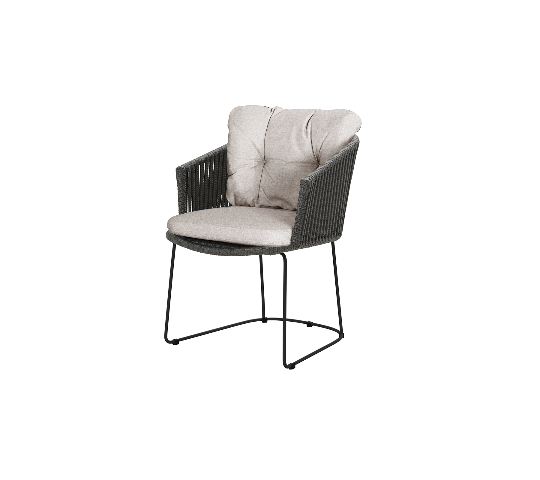 Una silla cómoda con un asiento y respaldo acolchados, que presenta un diseño tejido elegante y un marco resistente.