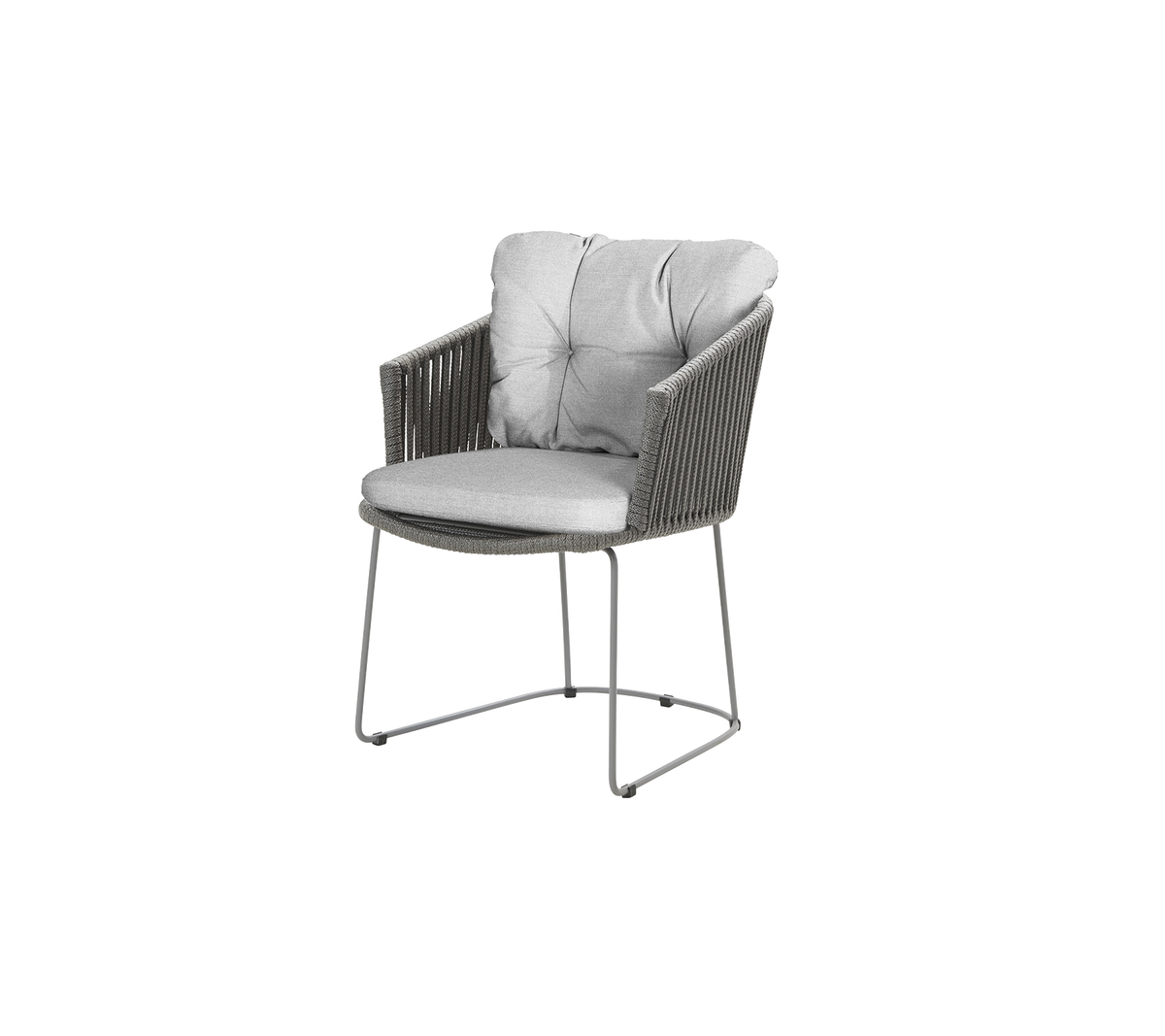 Sillón elegante con un cojín de terciopelo gris y un diseño moderno que presenta detalles tejidos y un marco de metal estilizado.