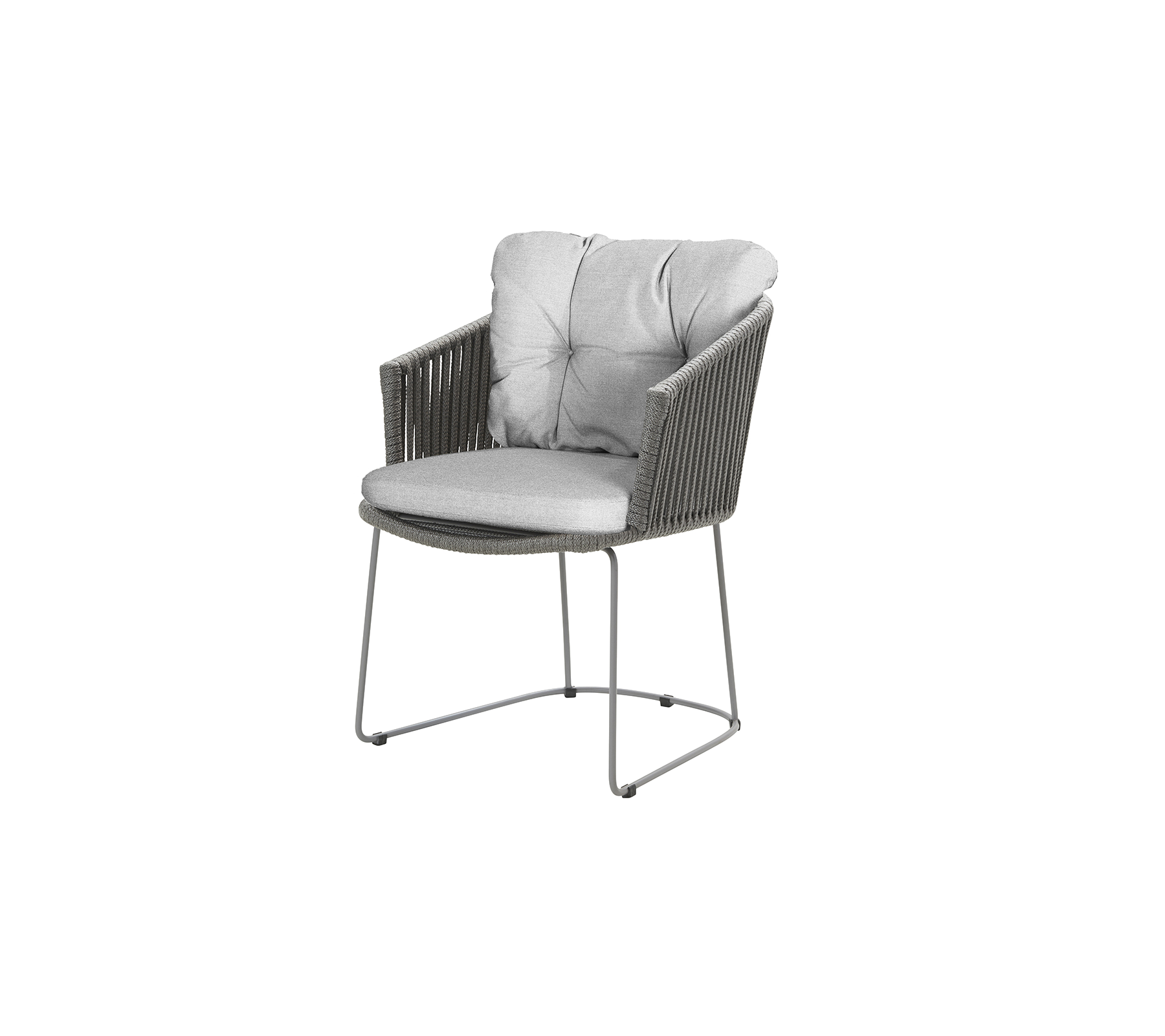 Sillón elegante con un cojín de terciopelo gris y un diseño moderno que presenta detalles tejidos y un marco de metal estilizado.