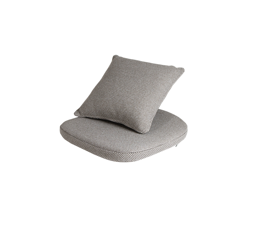 Asiento acolchado gris con una base redonda y un cojín cuadrado en la parte posterior, diseñado para comodidad y decoración moderna.