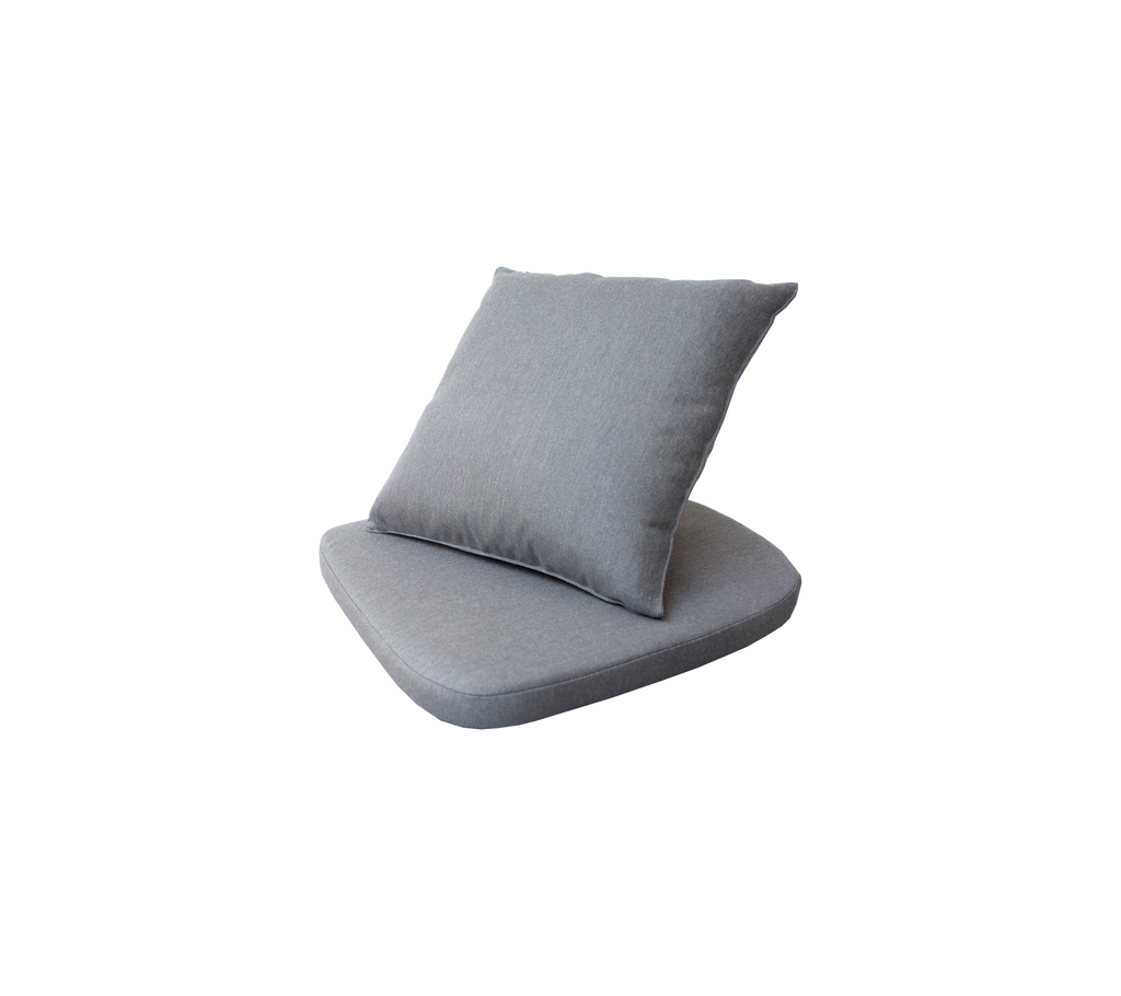 Cojín de sofá gris con una almohada removible, diseñado para la comodidad y la estética moderna. Ideal para asientos en casa o en la oficina.