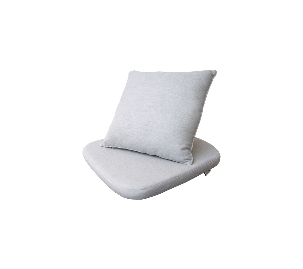 Un asiento acolchado de color gris claro con un cojín de respaldo extraíble, diseñado para la comodidad y el estilo.
