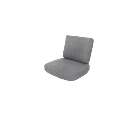 Silla acolchada gris con un diseño simple, que cuenta con un respaldo y un asiento cómodos para la relajación.