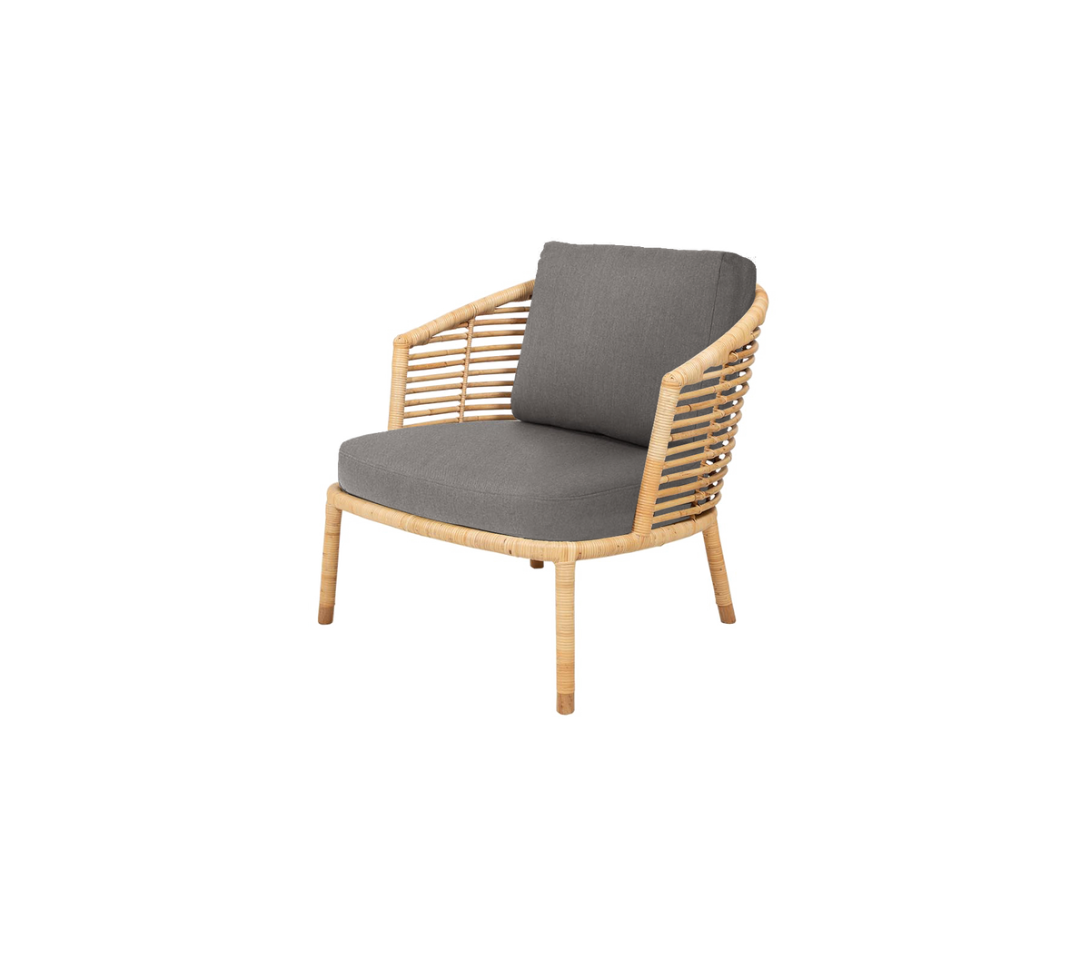 Silla moderna con un marco de madera natural y cojines acolchados grises, con un respaldo ranurado elegante para mayor elegancia.