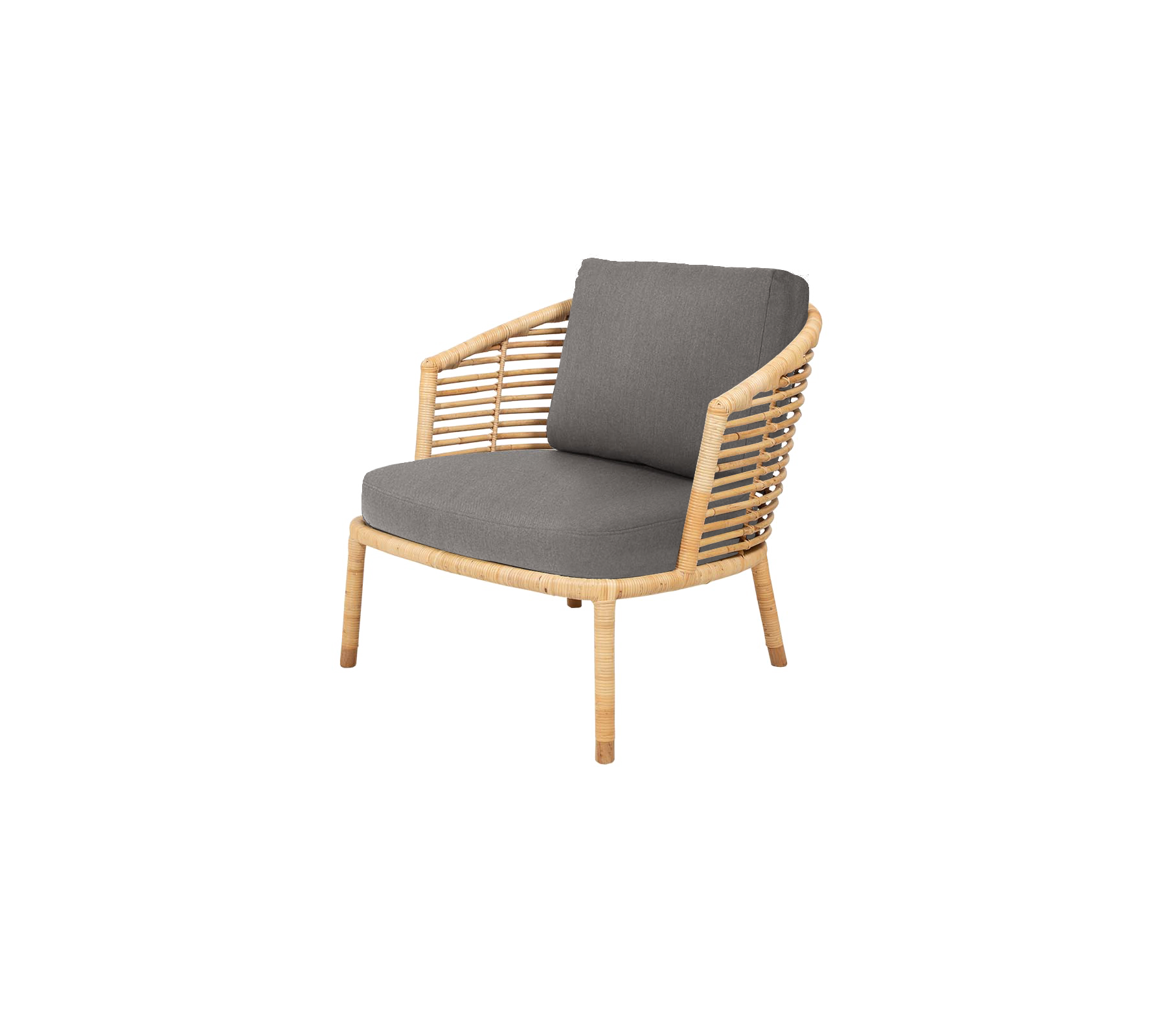 Silla moderna con un marco de madera natural y cojines acolchados grises, con un respaldo ranurado elegante para mayor elegancia.