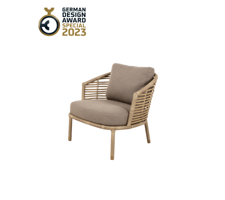 Silla elegante con un diseño entrelazado y un cojín mullido, galardonada con el German Design Award 2023.