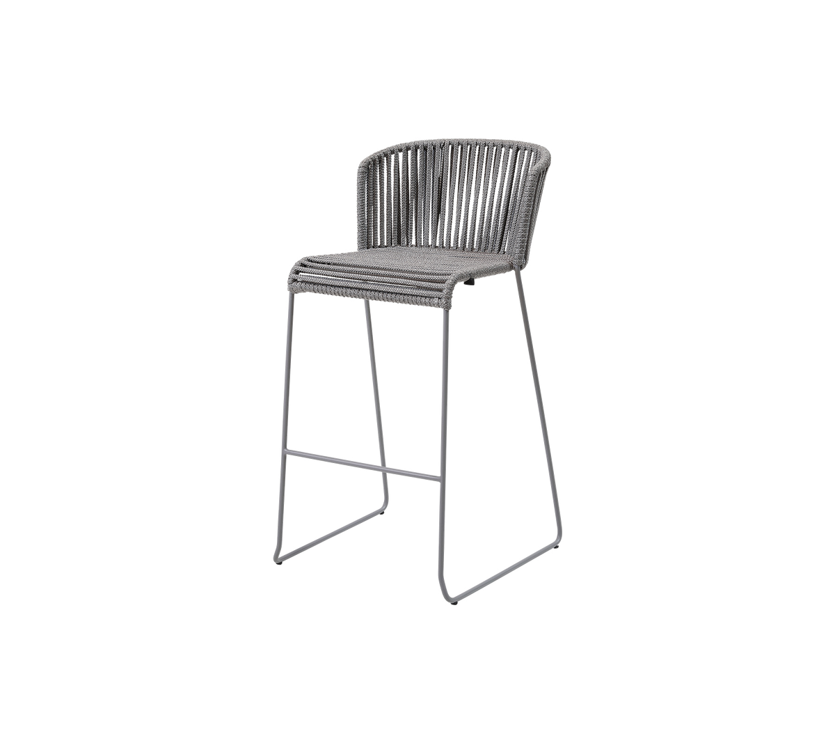 Una silla elegante y elevada con un marco de metal esbelto y un diseño de asiento tejido moderno en un tono neutro, ideal para espacios contemporáneos.