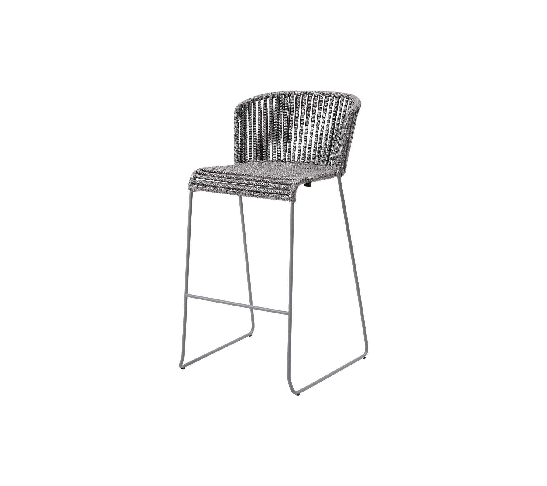 Una silla elegante y elevada con un marco de metal esbelto y un diseño de asiento tejido moderno en un tono neutro, ideal para espacios contemporáneos.