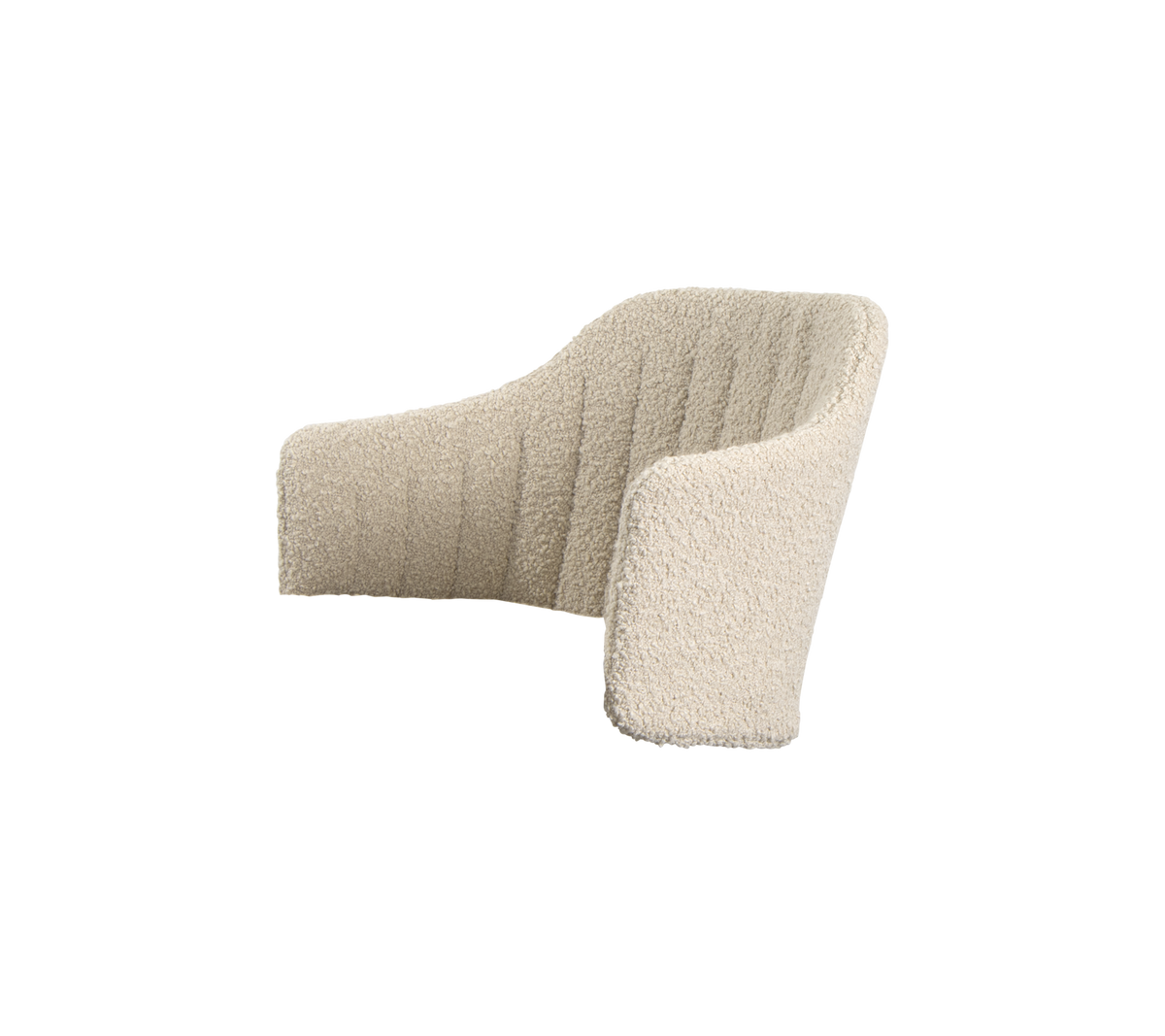 Sillón curvo tapizado en suave tela color crema con tufting vertical, diseñado para la comodidad y la estética moderna.