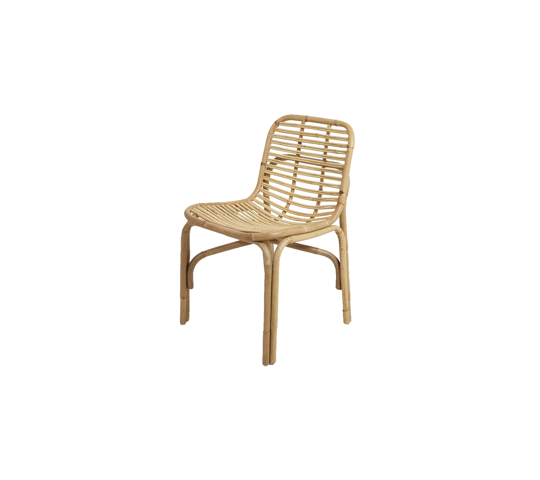 Silla de fibra natural con un diseño minimalista, que presenta un respaldo curvado y patas robustas, perfecta para una asiento versátil.