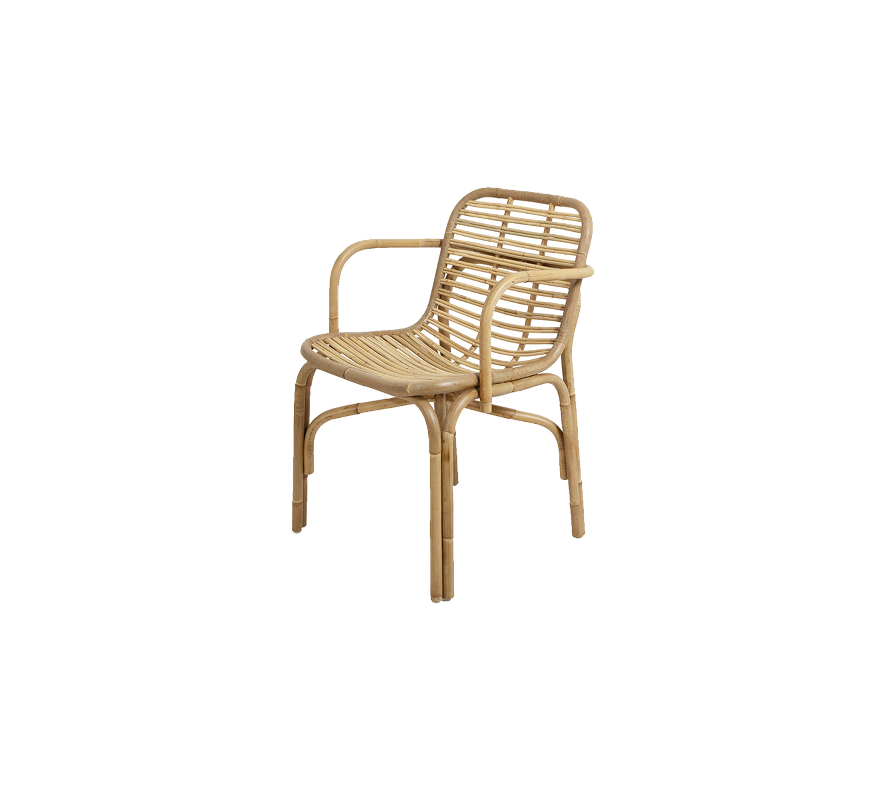 Una silla elegante hecha de material tejido con un diseño ligero y reposabrazos, perfecta para añadir un toque natural a cualquier espacio.