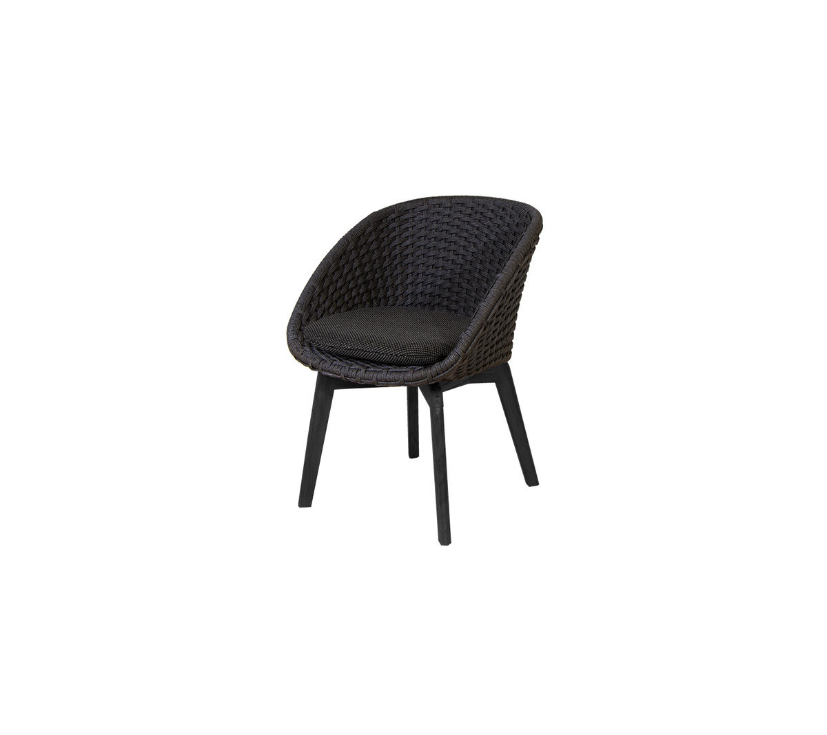 Silla tejida elegante con un asiento cómodo, que presenta un diseño elegante y patas robustas con un acabado oscuro. Perfecta para espacios modernos.