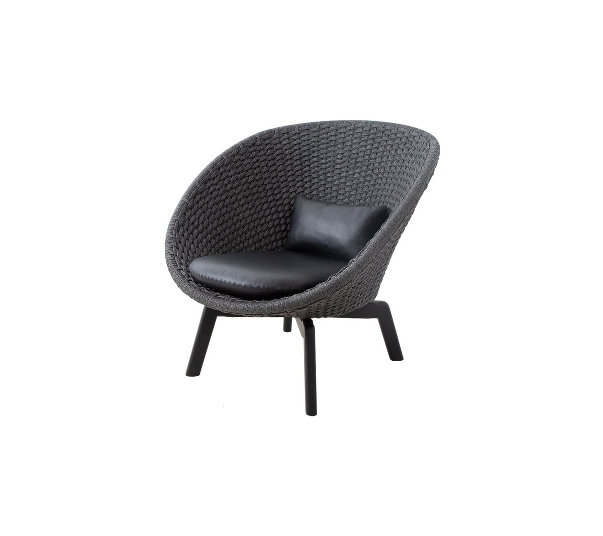 Silla elegante y redondeada con un exterior texturizado y un cojín de cuero elegante, perfecta para una decoración moderna.