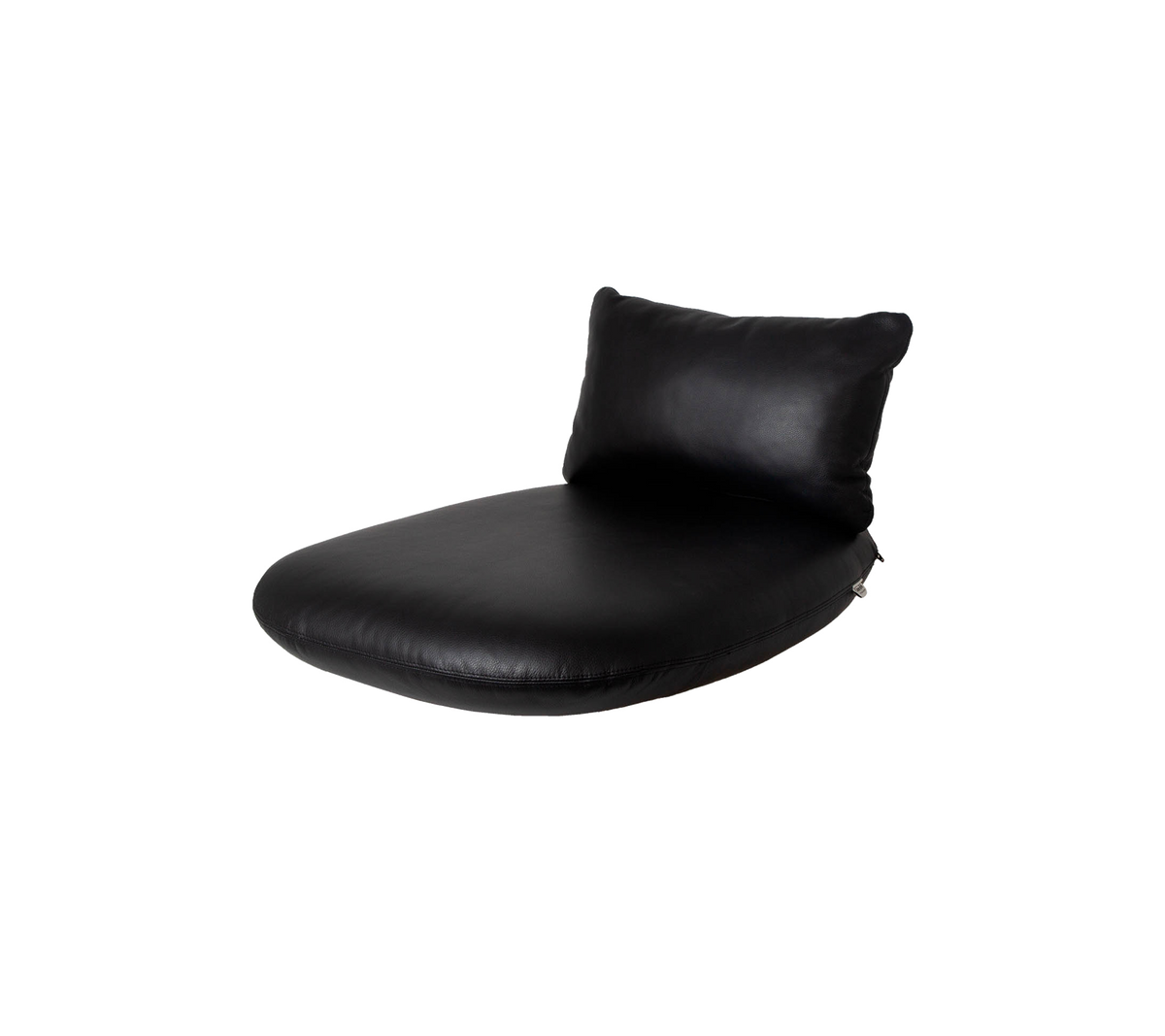 Silla de lounge acolchada negra con un respaldo de soporte, diseñada para comodidad y estilo en diversos entornos.