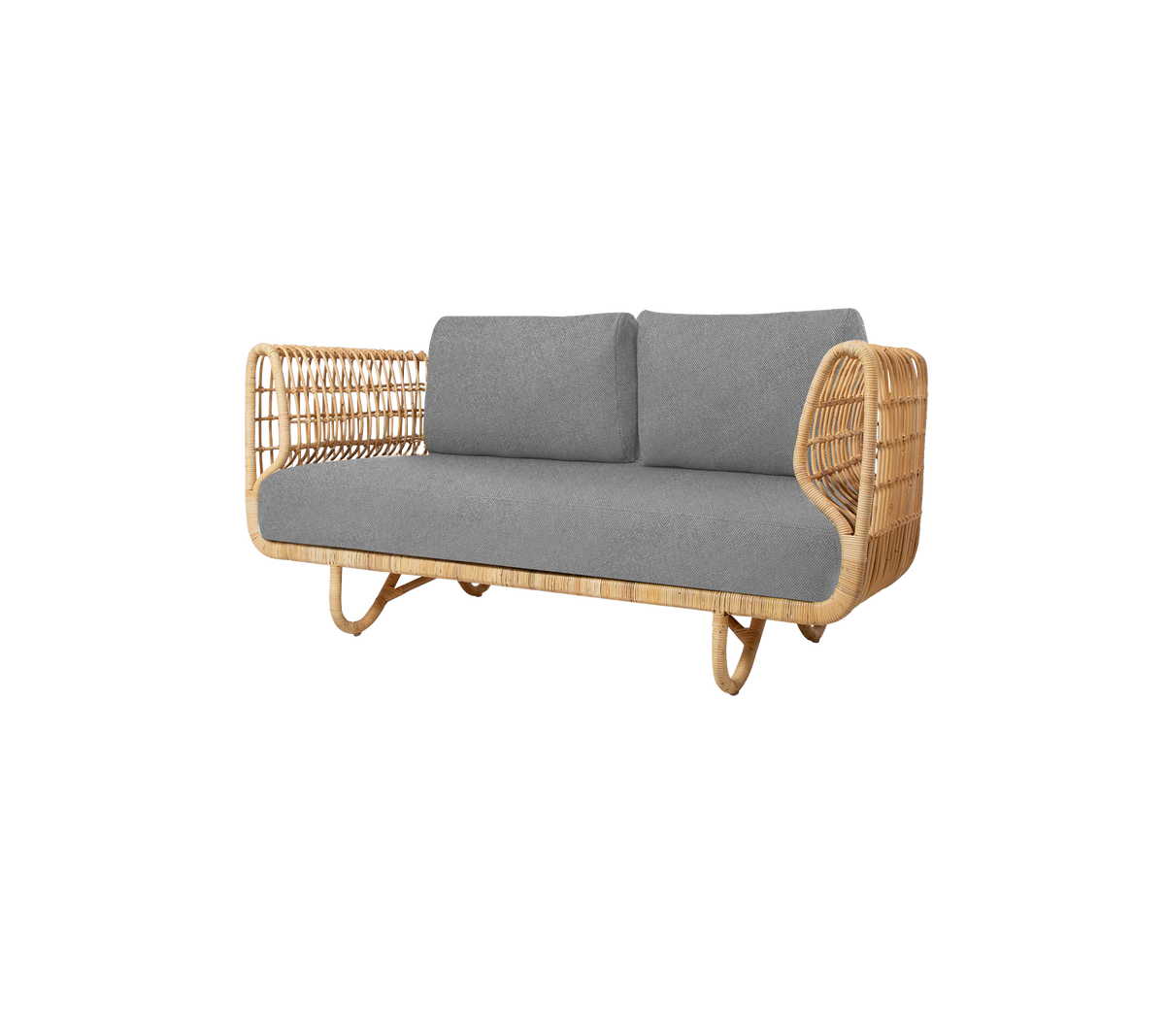 Un sofá de dos plazas elegante con un marco de ratán natural y cojines suaves en gris para una comodidad óptima.