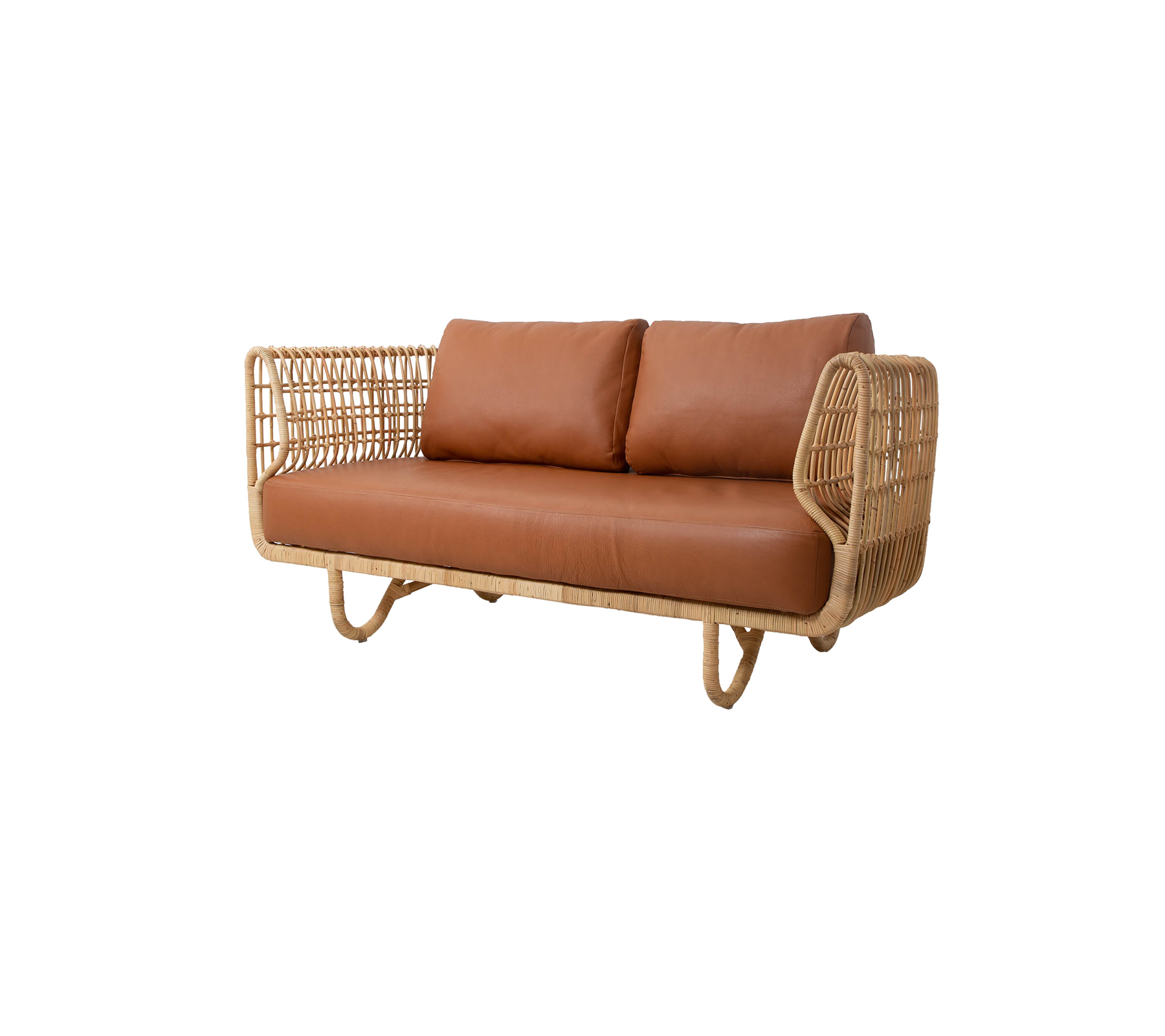 Sofá elegante con un marco tejido natural y suaves cojines marrones, perfecto para un asiento acogedor.