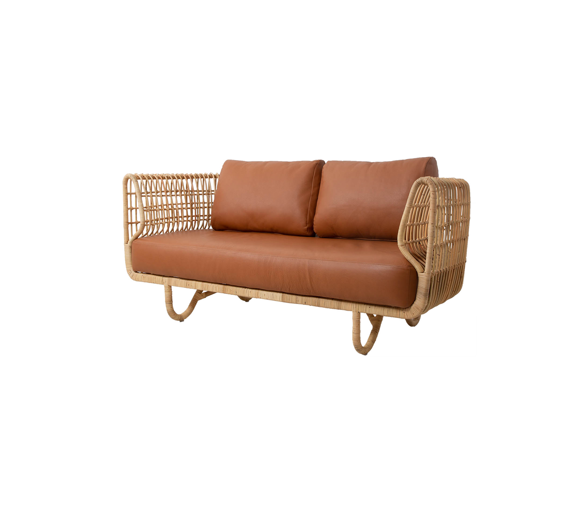 Sofá elegante con un marco tejido natural y suaves cojines marrones, perfecto para un asiento acogedor.
