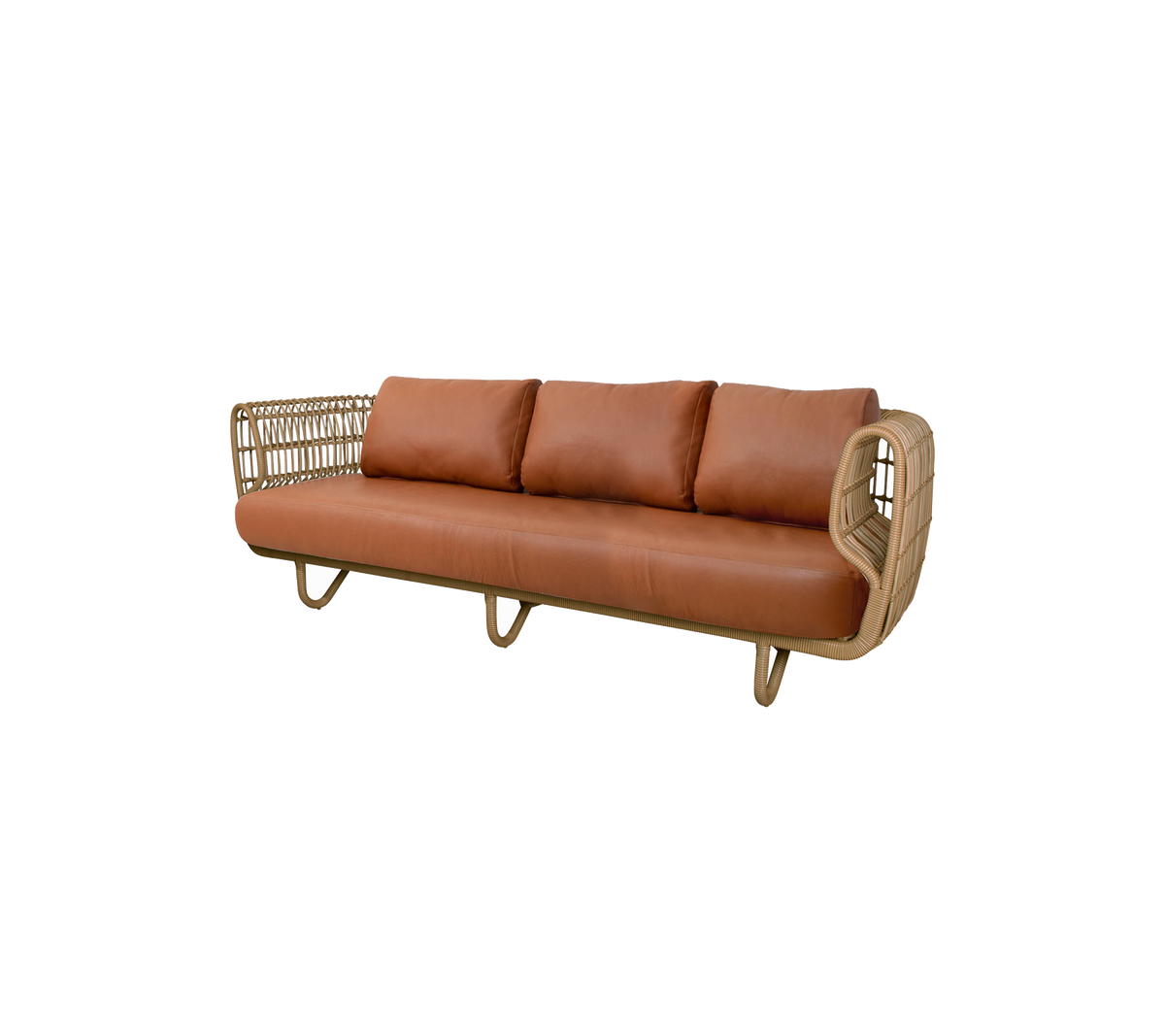Sofá elegante de tres plazas con un marco de ratán y suaves cojines de cuero marrón, proporcionando una opción de asiento estilosa y cómoda.