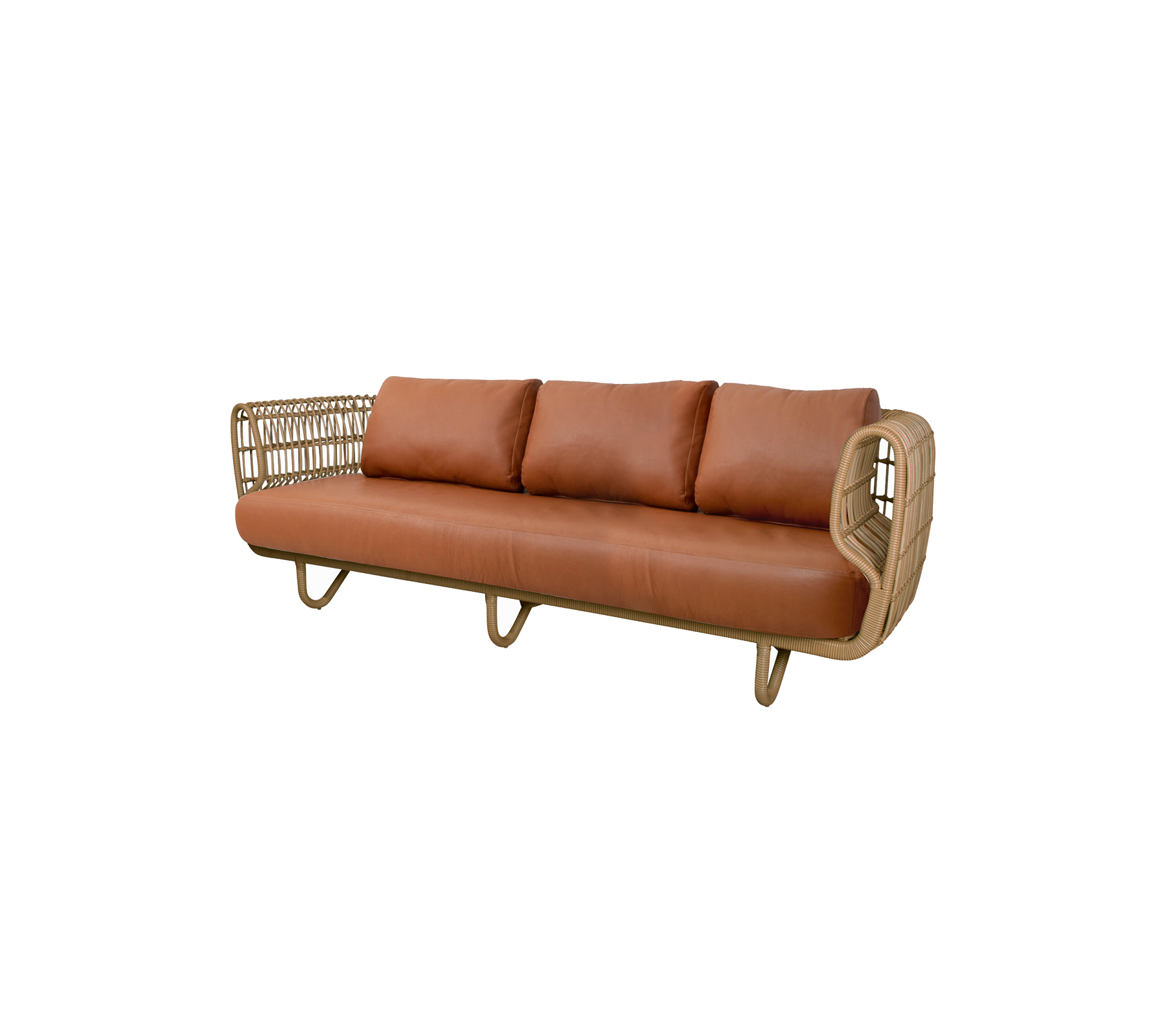 Sofá elegante de tres plazas con un marco de ratán y suaves cojines de cuero marrón, proporcionando una opción de asiento estilosa y cómoda.